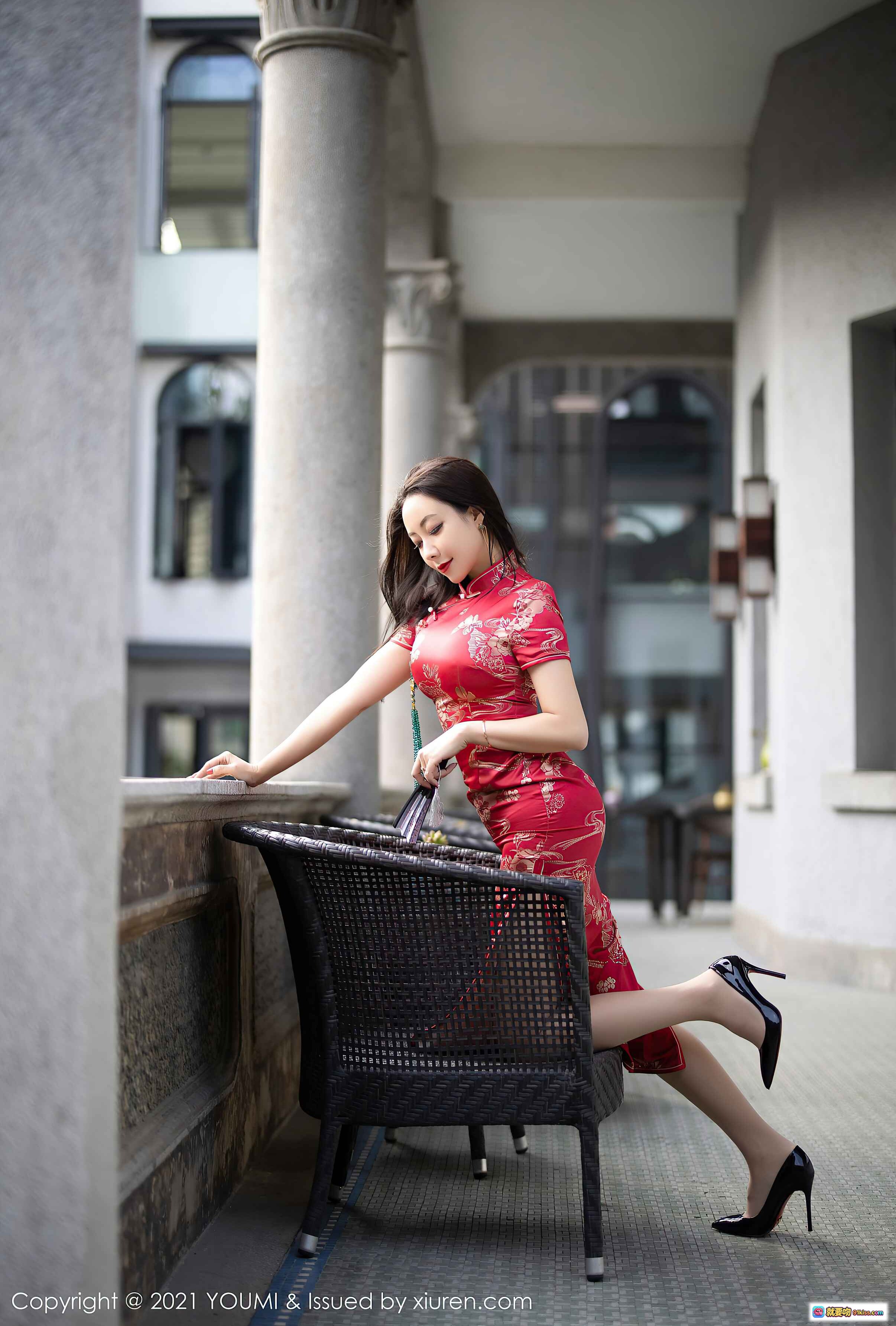图片[6] - 果儿Victoria红色刺绣旗袍写真｜YOUMI尤蜜荟2021 VOL.598｜古典柱廊外景｜高跟美腿优雅坐姿 - 就要吻