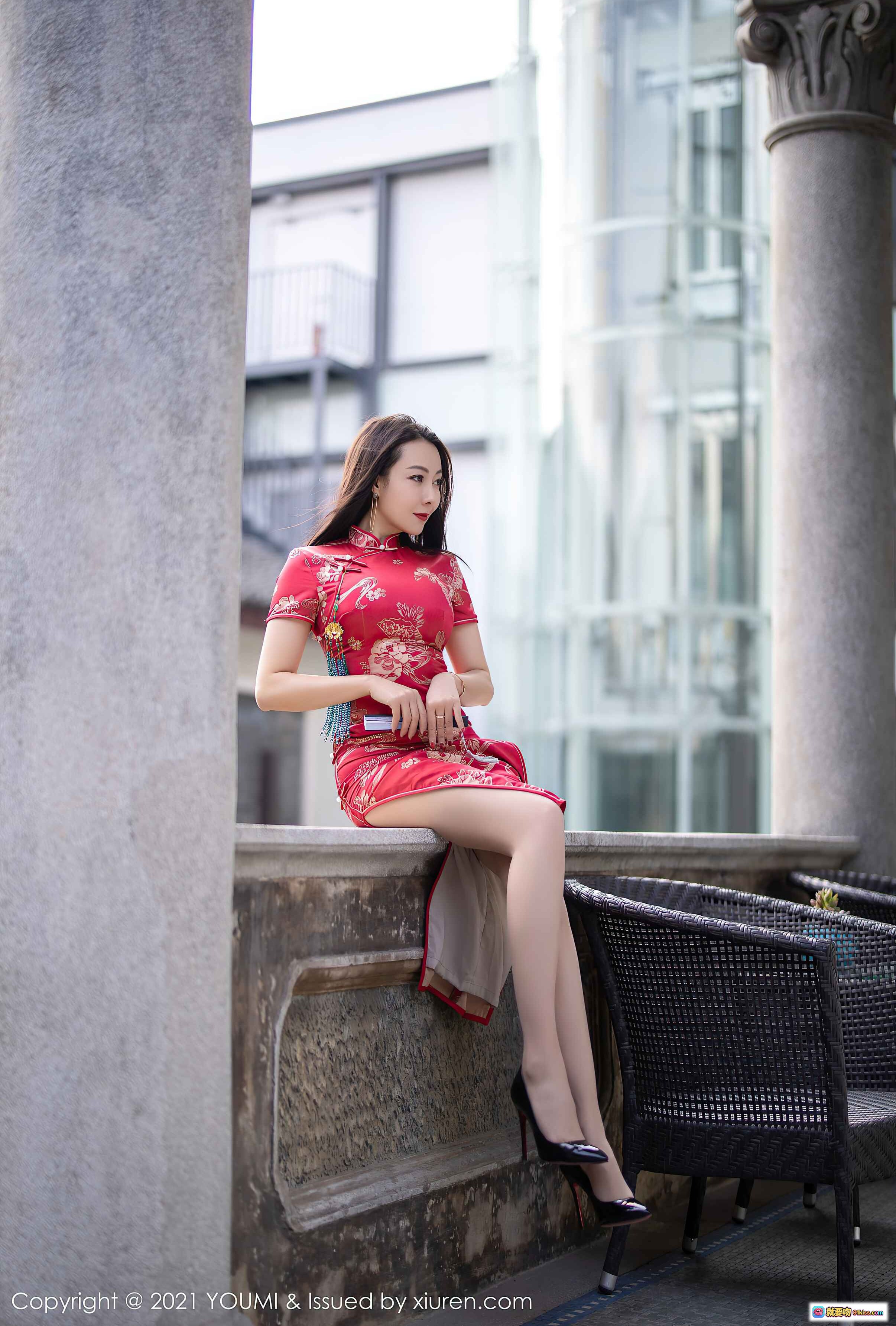 图片[1] - 果儿Victoria红色刺绣旗袍写真｜YOUMI尤蜜荟2021 VOL.598｜古典柱廊外景｜高跟美腿优雅坐姿 - 就要吻