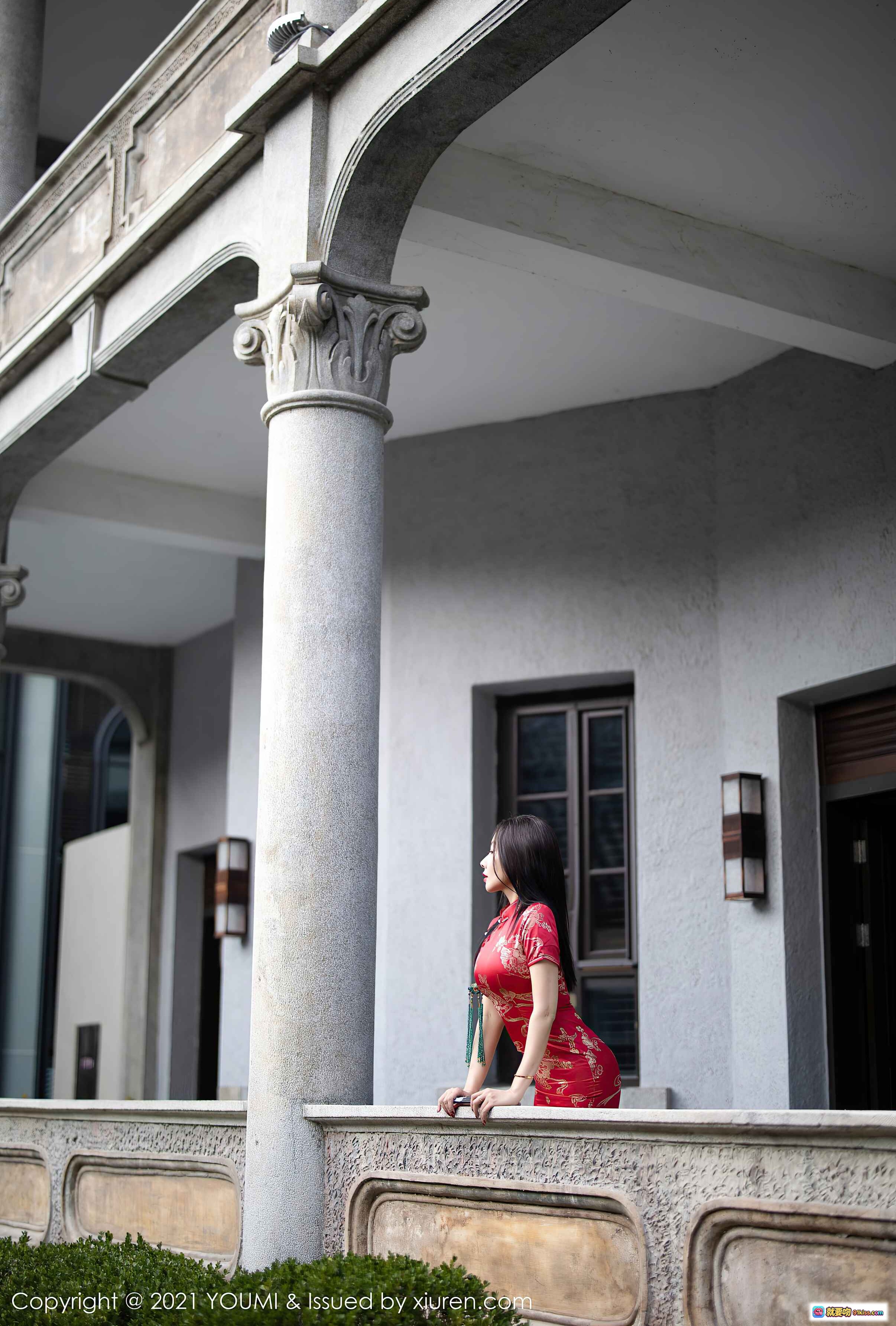图片[7] - 果儿Victoria红色刺绣旗袍写真｜YOUMI尤蜜荟2021 VOL.598｜古典柱廊外景｜高跟美腿优雅坐姿 - 就要吻