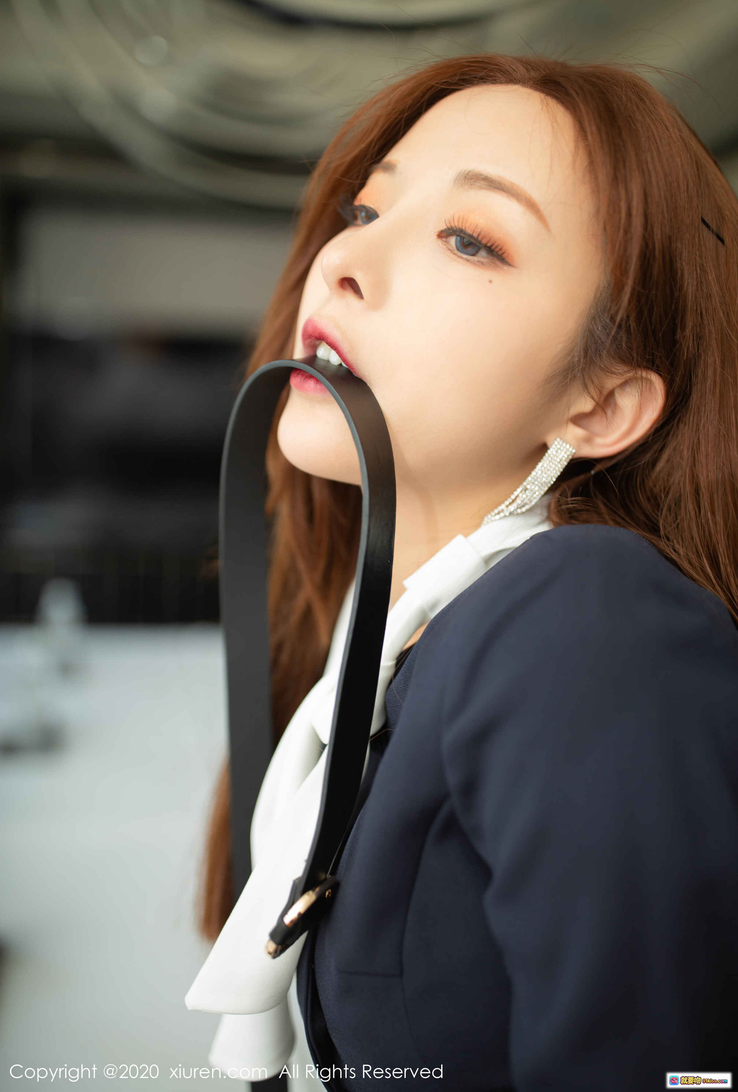 图片[1] - 陈小喵优雅职场风写真 | 白衬衫深蓝西装搭配闪亮耳饰 | 秀人网2020精选高清人像摄影 - 就要吻