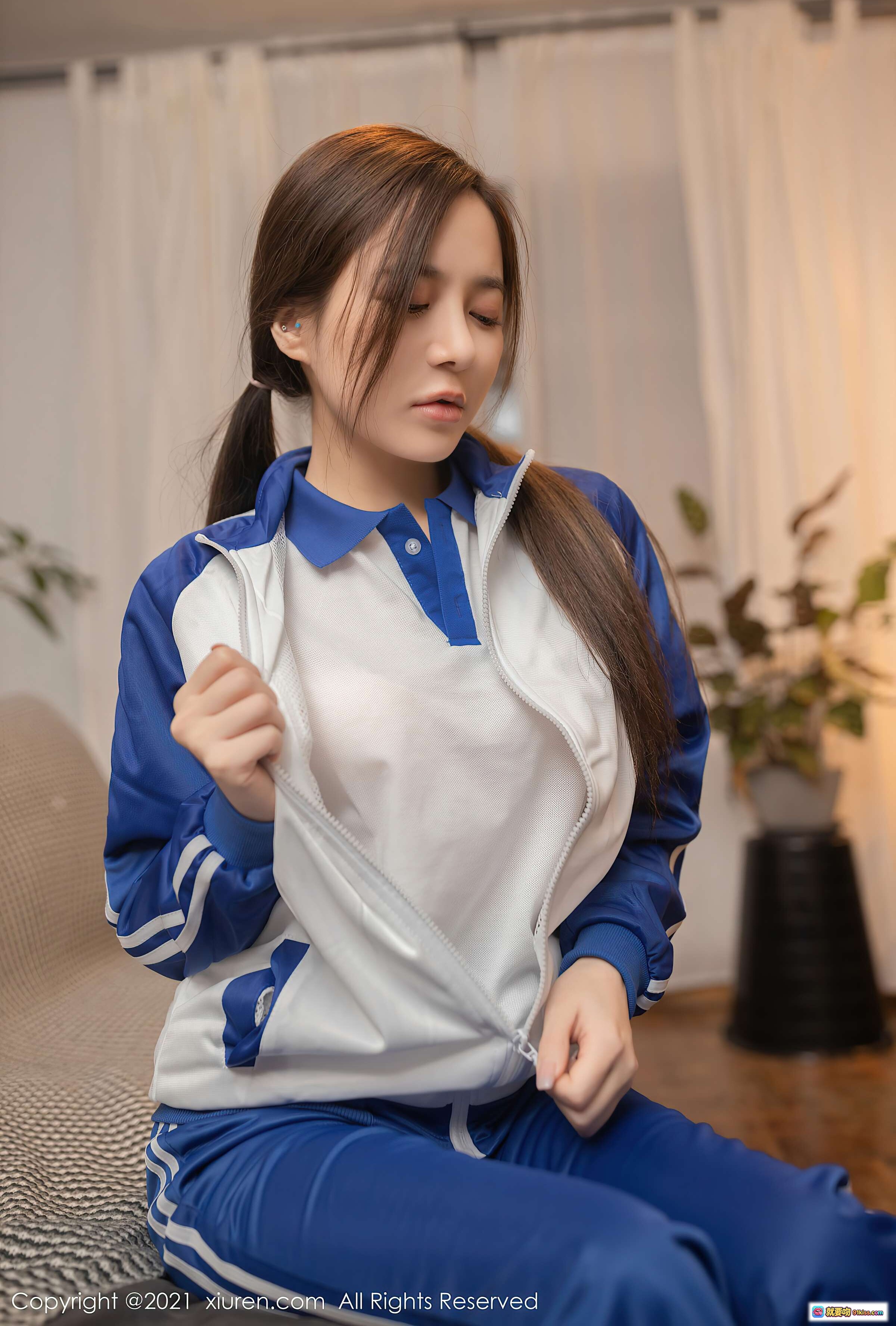 图片[9] - 戴眼镜少女穿蓝白校服外套温柔微笑 木质桌前递水杯互动写真  Xiuren秀人网2021.01.07 VOL.2983 鱼子酱Fish - 就要吻