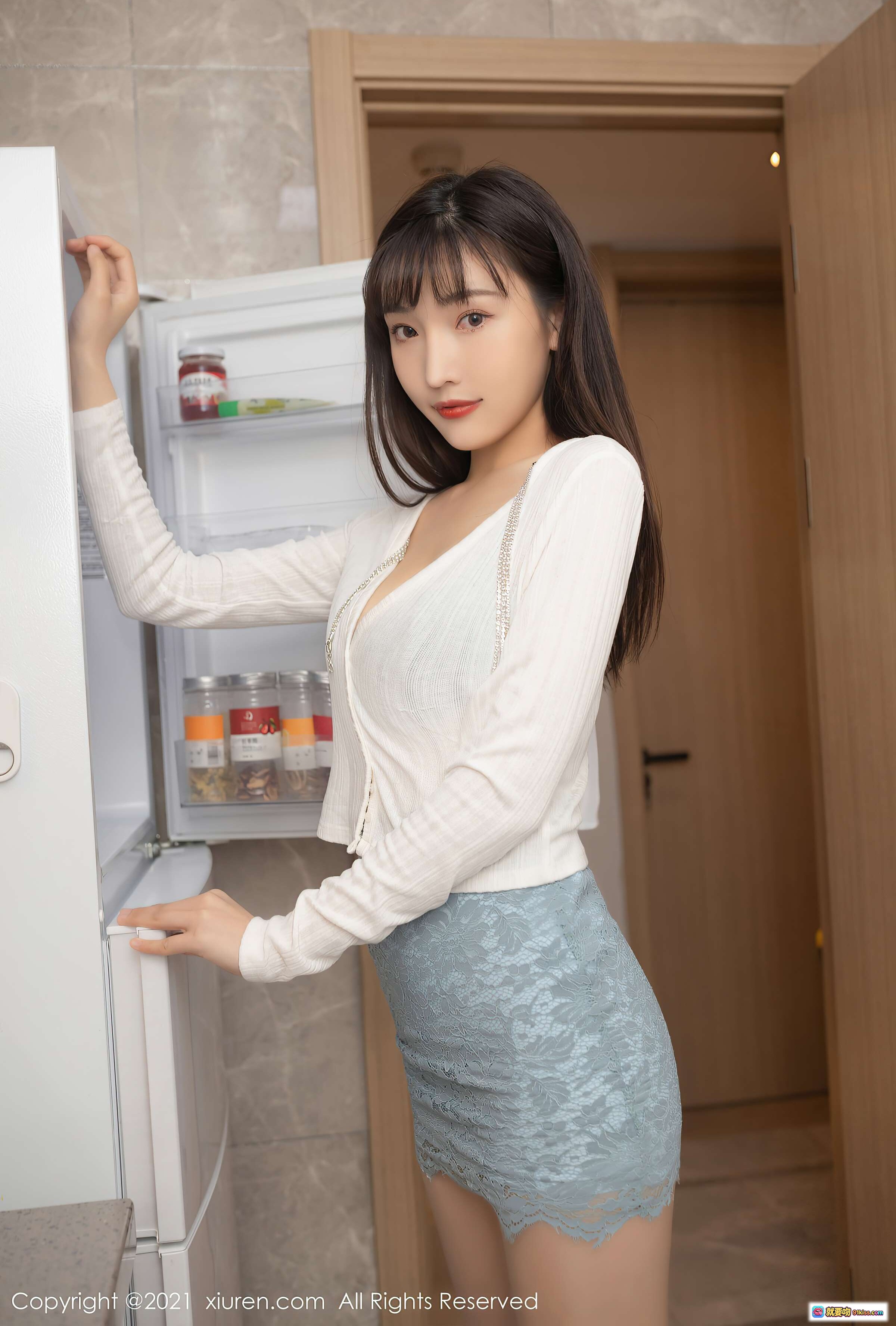 图片[1] - 陆萱萱白色针织开衫搭配浅蓝蕾丝短裙 开冰箱居家写真 美女私房摄影 XIUREN秀人网 VOL.3084 - 就要吻