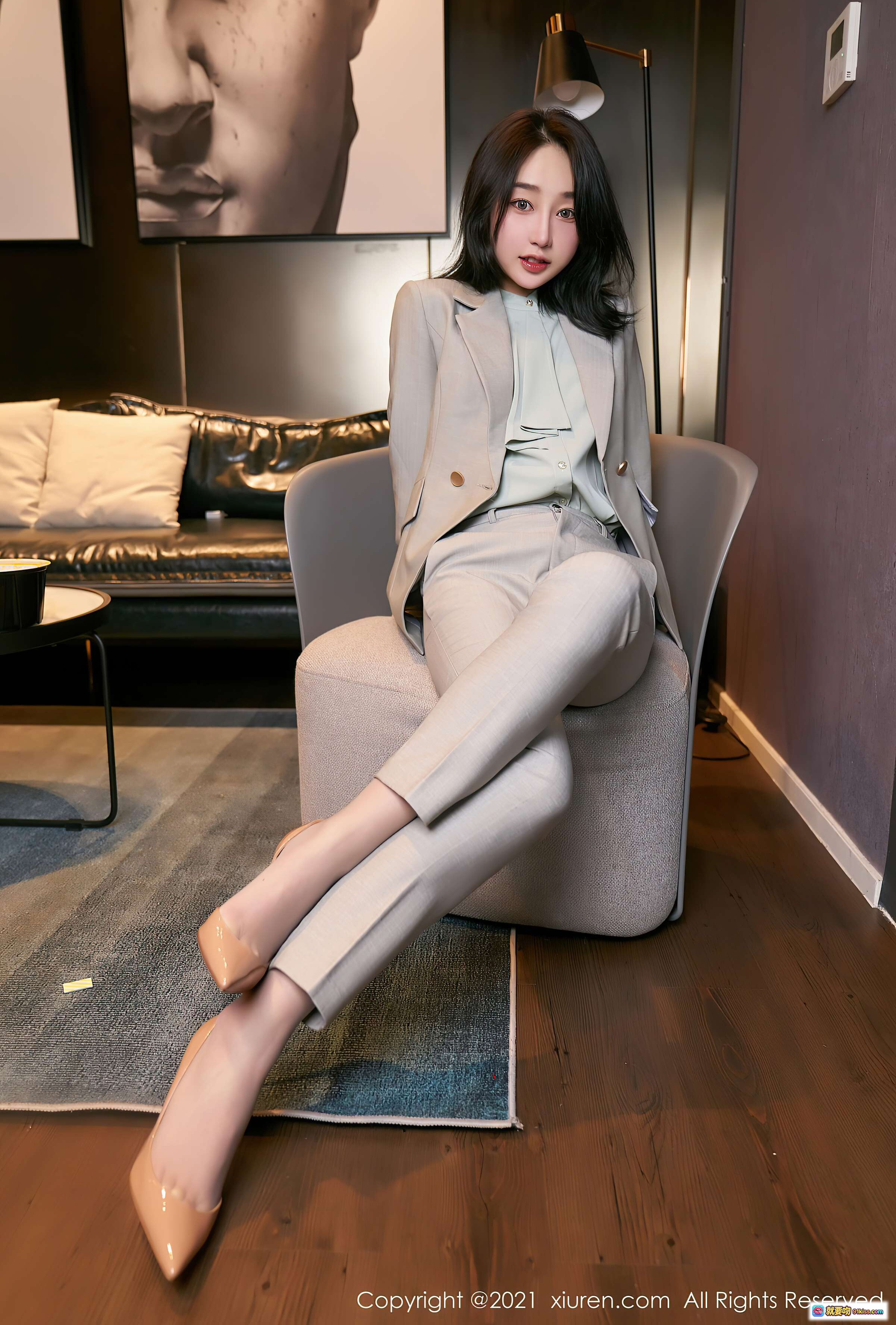 图片[1] - 九月生优雅职场风写真｜灰色西装套装搭配浅绿衬衫｜高跟鞋美腿坐姿｜现代家居背景｜XIUREN秀人网2021.01.15 VOL.3009 - 就要吻