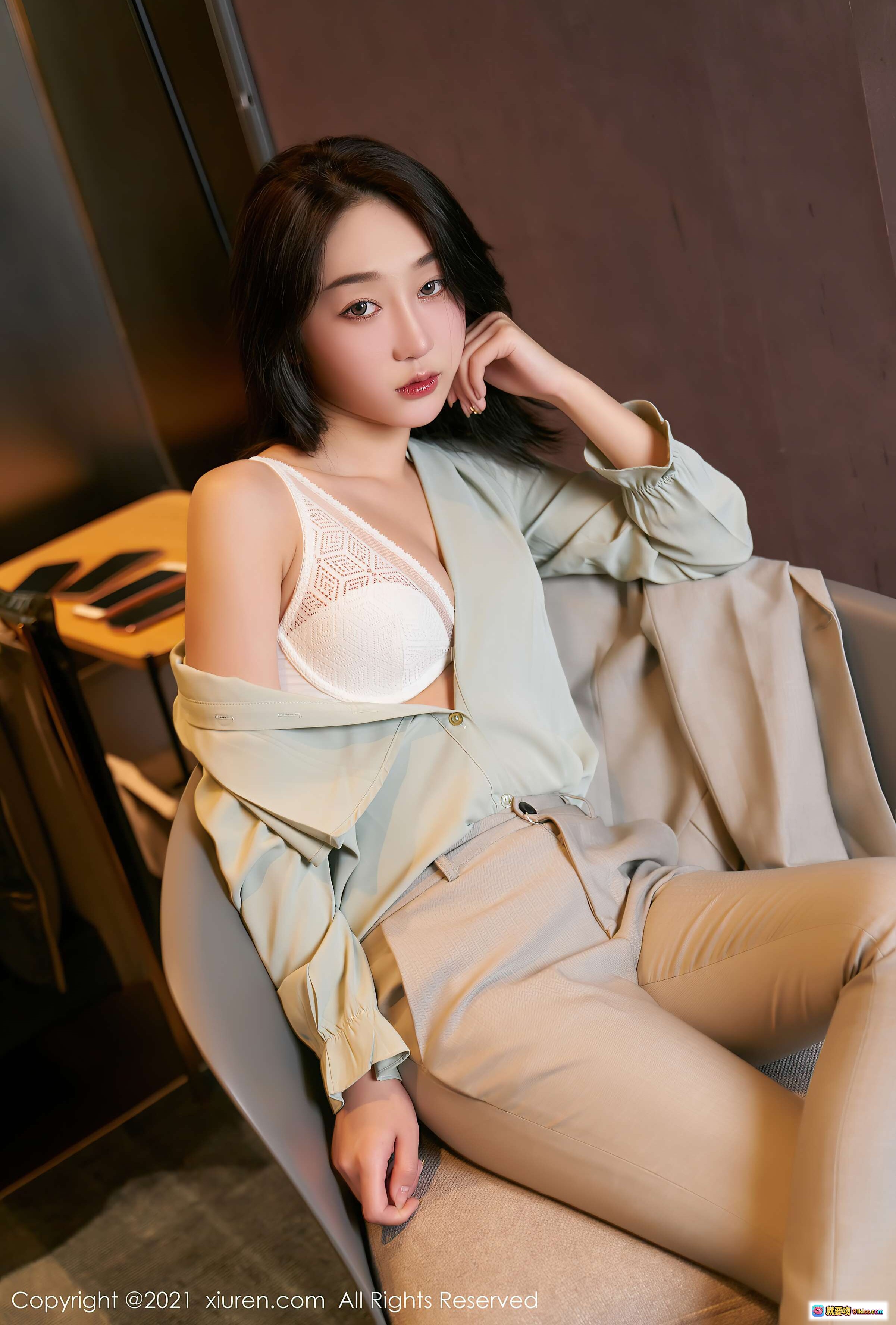 图片[2] - 九月生优雅职场风写真｜灰色西装套装搭配浅绿衬衫｜高跟鞋美腿坐姿｜现代家居背景｜XIUREN秀人网2021.01.15 VOL.3009 - 就要吻