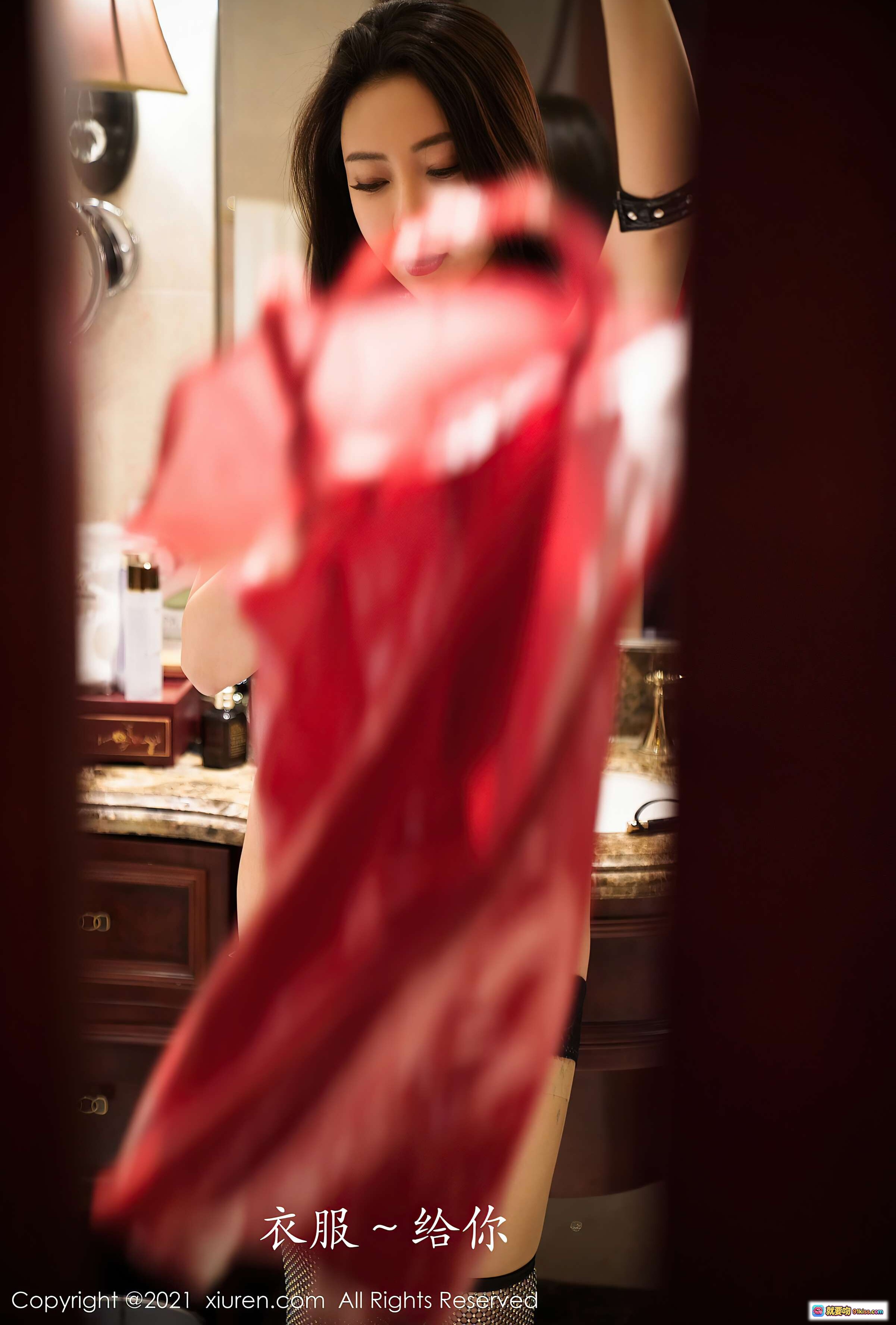 图片[2] - 果儿Victoria红漆皮短裙黑丝袜亮片长靴翘臀特写 – XIUREN秀人网2021.01.18 VOL.3013 - 就要吻