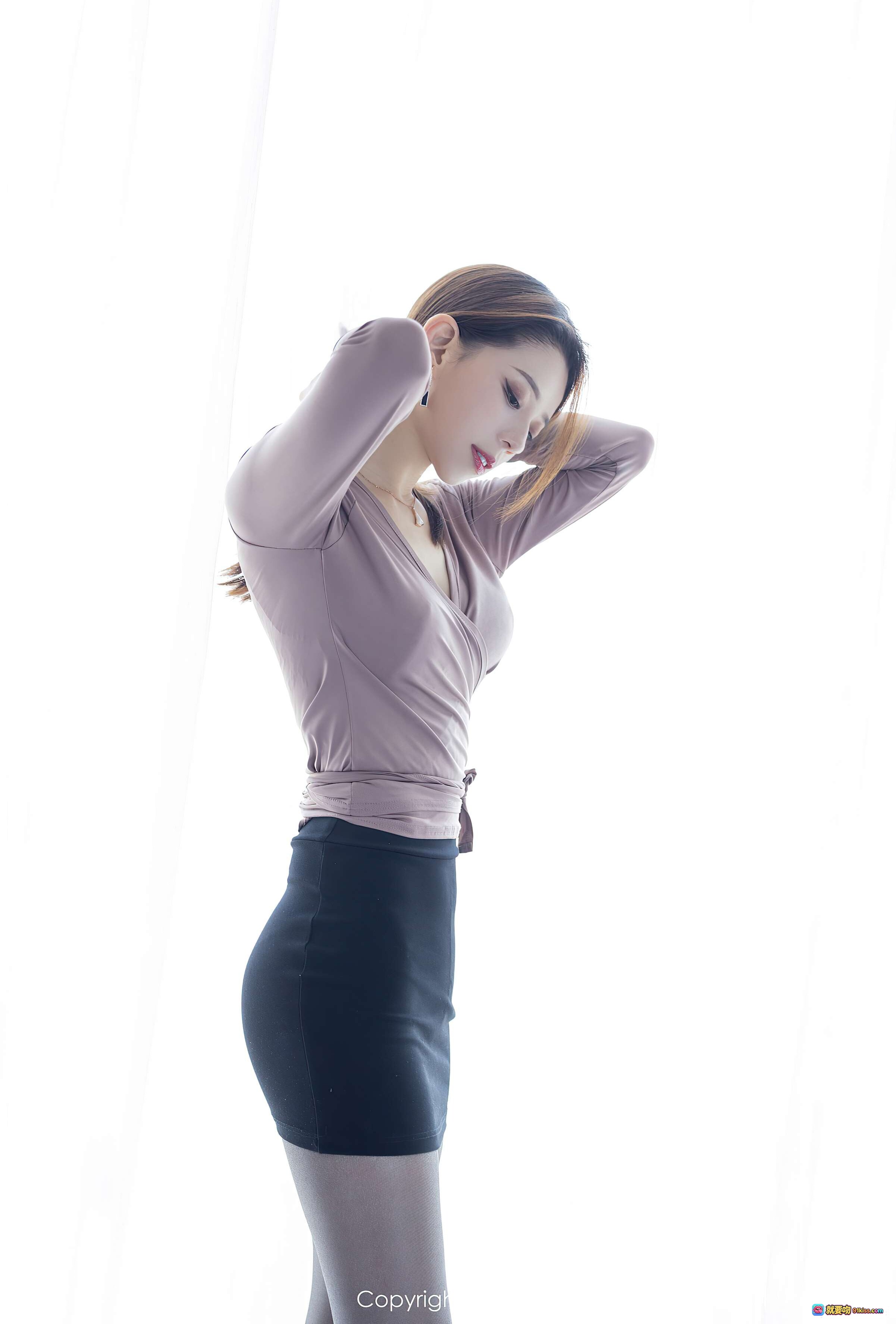 图片[7] - 言沫性感黑短裙灰丝美腿写真 – XIUREN秀人网2020.11.24 VOL.2818优雅侧身回眸照 - 就要吻