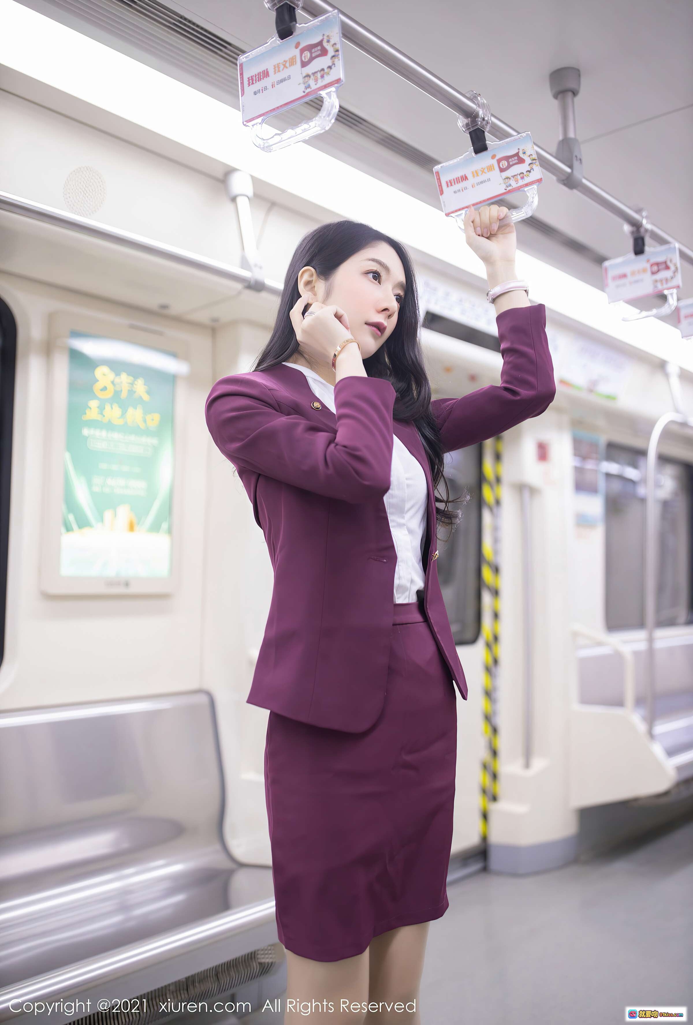 图片[10] - 地铁车厢内紫裙职业女性优雅站立抓扶手写真 – XIUREN秀人网Angela小热巴2021.02.07 VOL.3092 - 就要吻