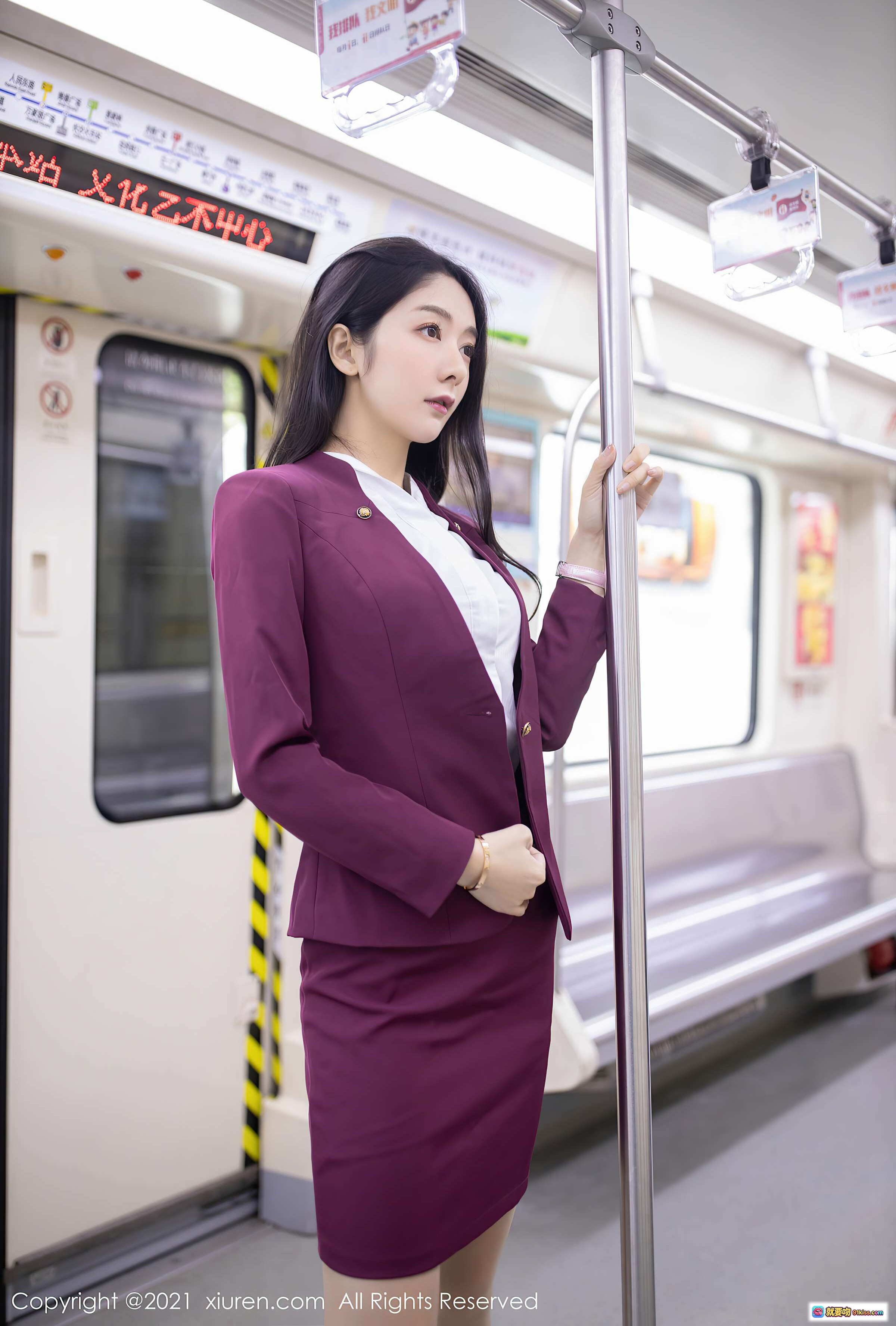 地铁车厢内紫裙职业女性优雅站立抓扶手写真 - XIUREN秀人网Angela小热巴2021.02.07 VOL.3092 - 就要吻