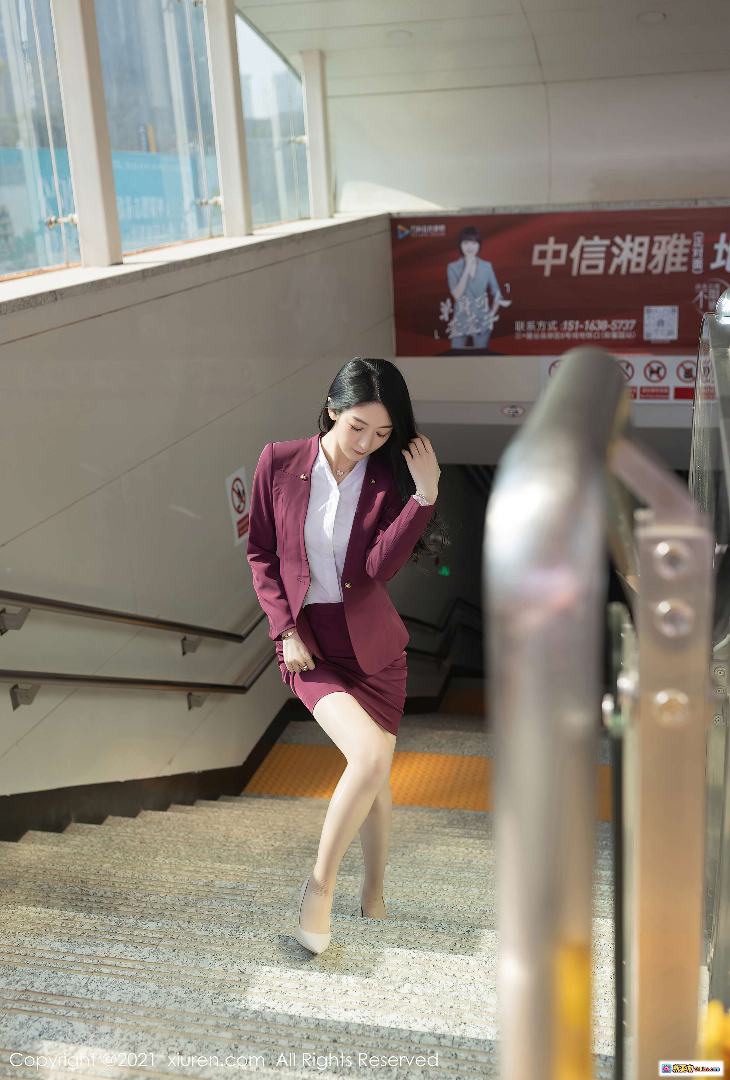 图片[7] - 地铁车厢内紫裙职业女性优雅站立抓扶手写真 – XIUREN秀人网Angela小热巴2021.02.07 VOL.3092 - 就要吻
