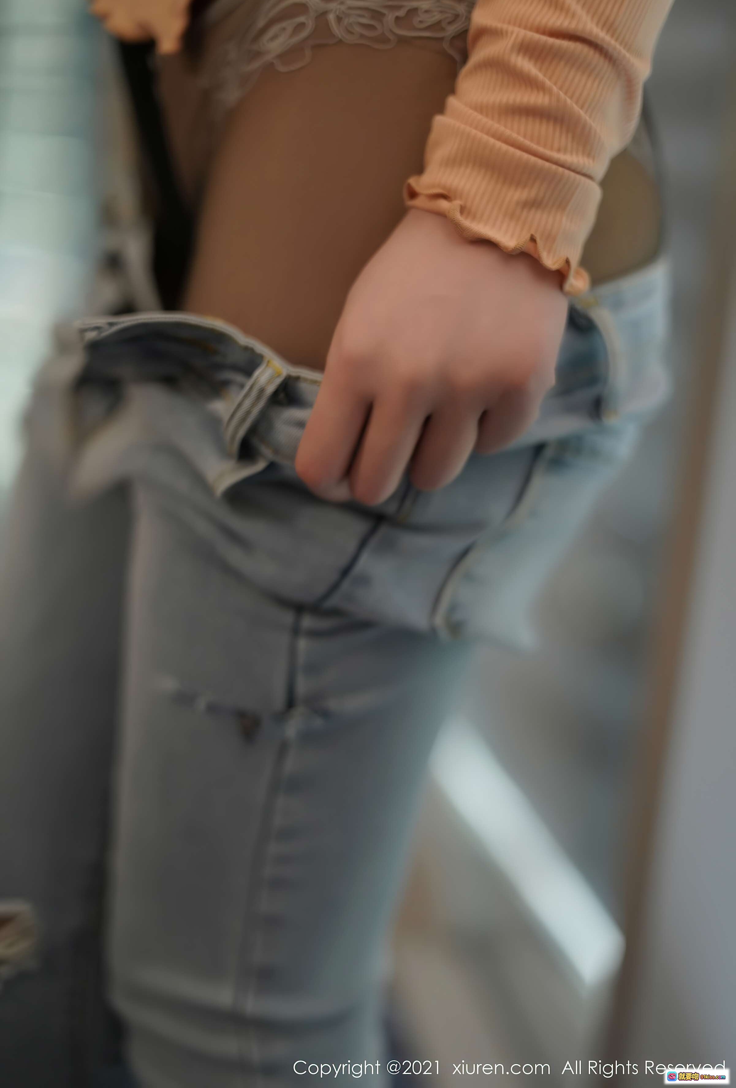 图片[9] - XIUREN秀人网2021.01.12 VOL.2994 fairy如歌 红发美女 紧身牛仔裤 透视上衣 窗边写真 优雅姿态 高清私房照 - 就要吻