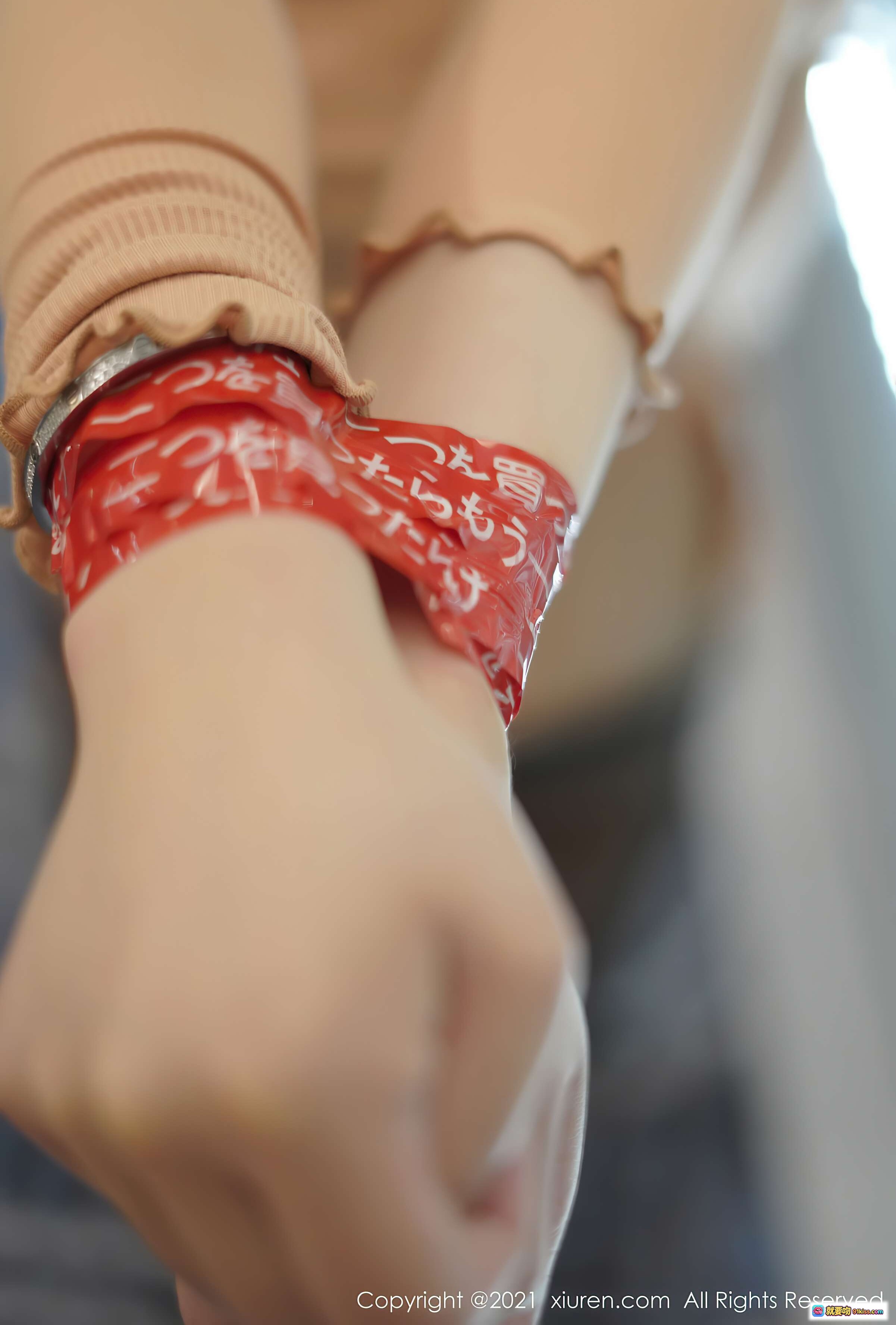 图片[3] - XIUREN秀人网2021.01.12 VOL.2994 fairy如歌 红发美女 紧身牛仔裤 透视上衣 窗边写真 优雅姿态 高清私房照 - 就要吻