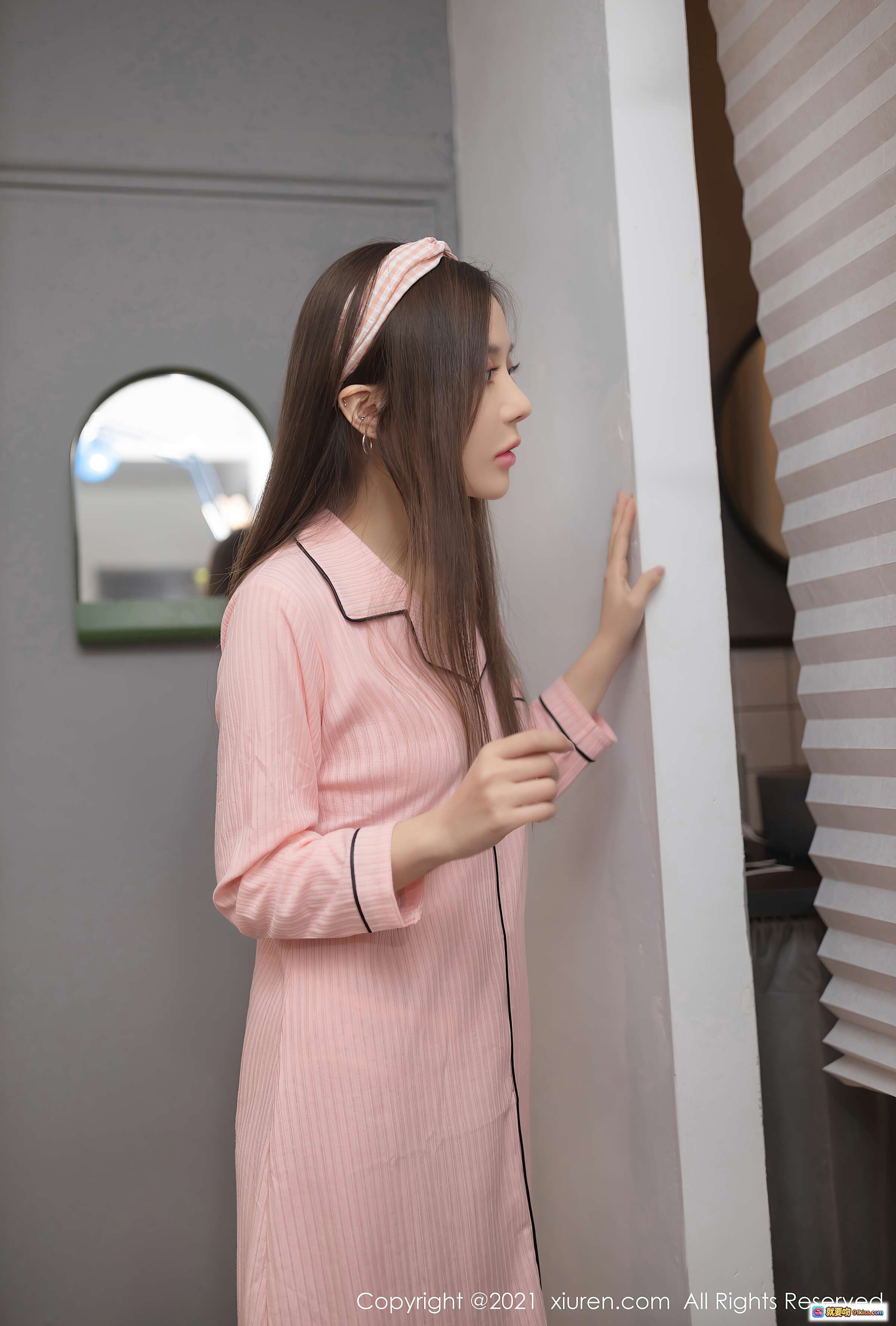 图片[1] - 粉色条纹睡衣少女侧身倚墙温柔凝望 室内居家风清新写真 XIUREN秀人网2021.02.25 VOL.3142 鱼子酱Fish - 就要吻