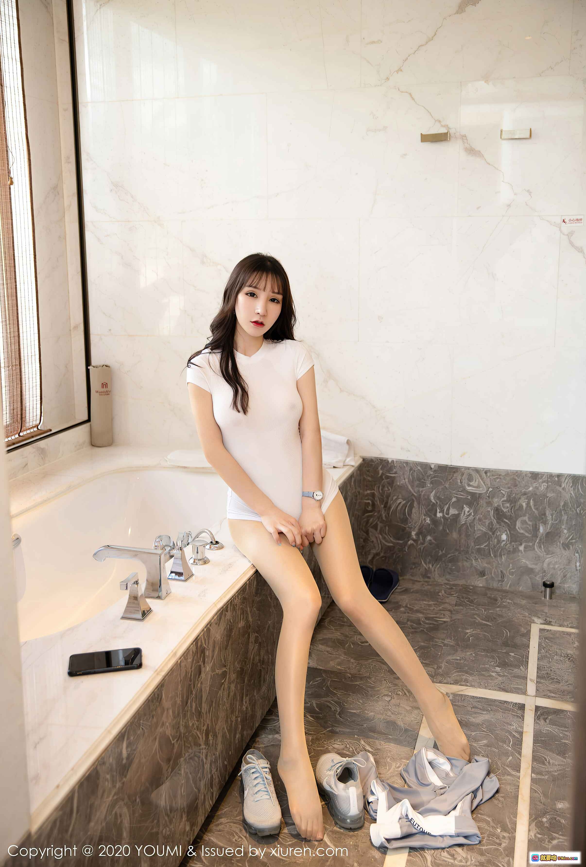 图片[9] - 周于希Sandy泳池边白色紧身T恤灰色瑜伽裤性感写真 | YOUMI尤蜜荟2020.09.25 VOL.534 - 就要吻