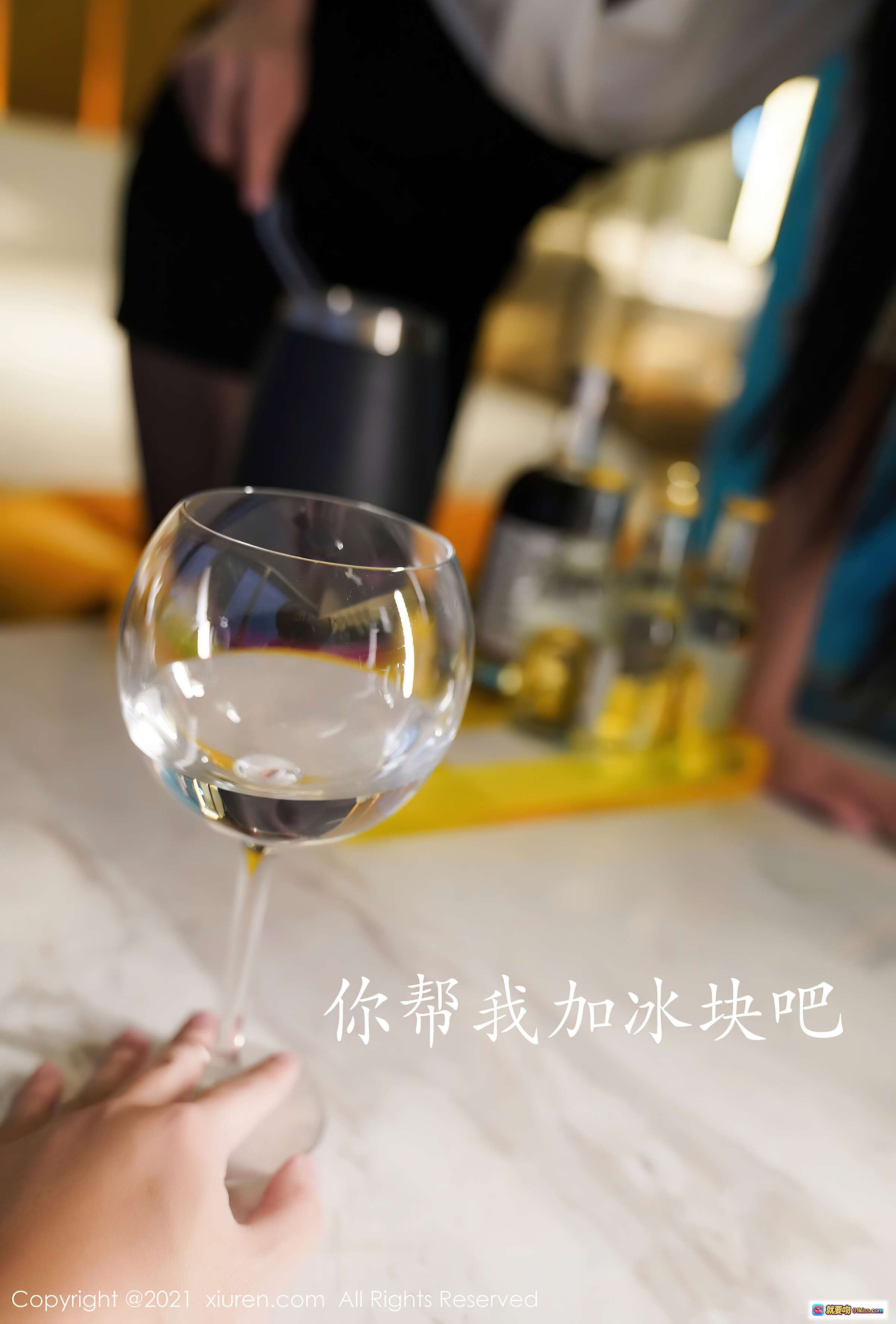 图片[9] - 葛征184cm高挑女神白衬衫黑短裙优雅调酒 精致妆容长发飘逸酒店场景氛围感十足 - 就要吻