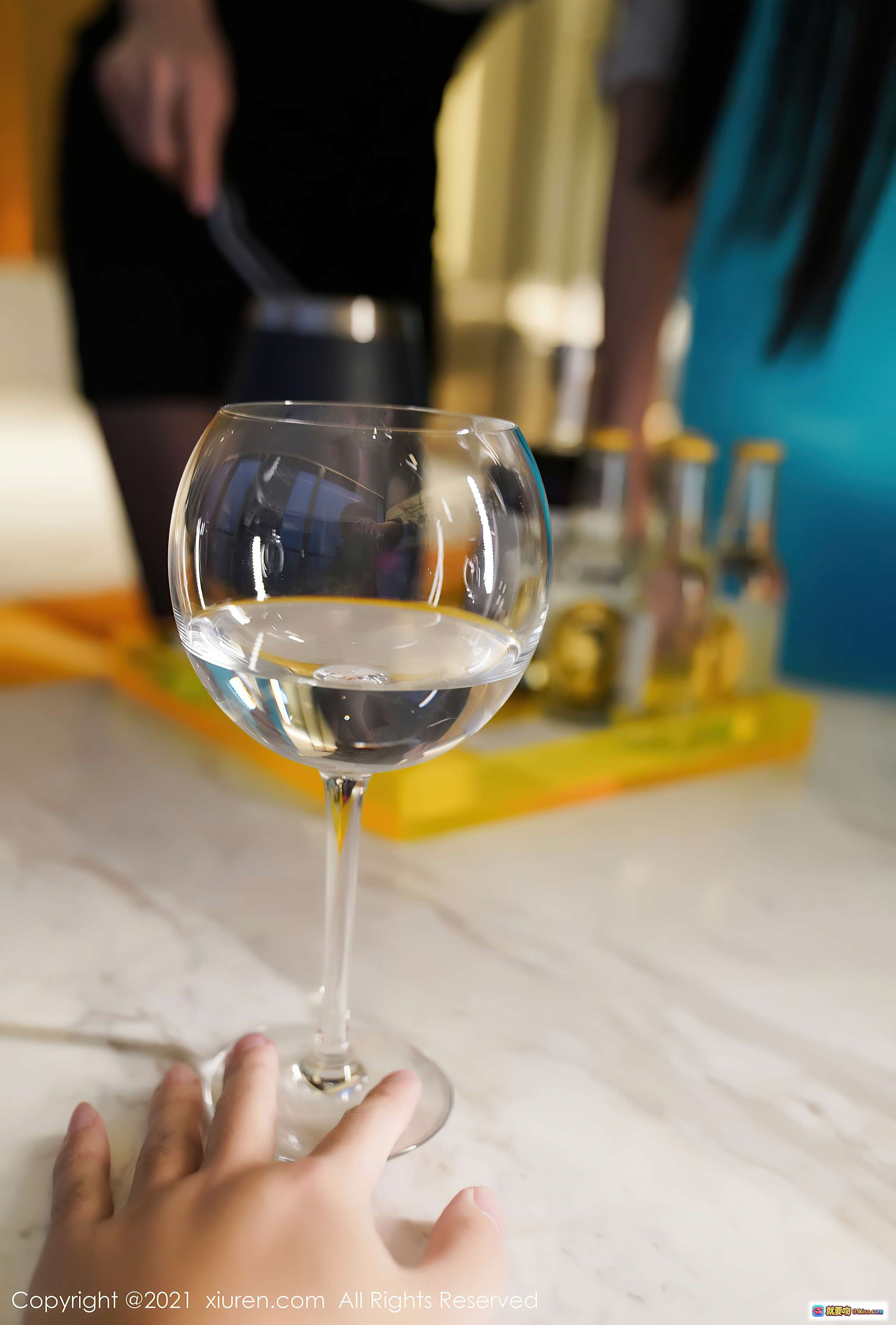 图片[6] - 葛征184cm高挑女神白衬衫黑短裙优雅调酒 精致妆容长发飘逸酒店场景氛围感十足 - 就要吻