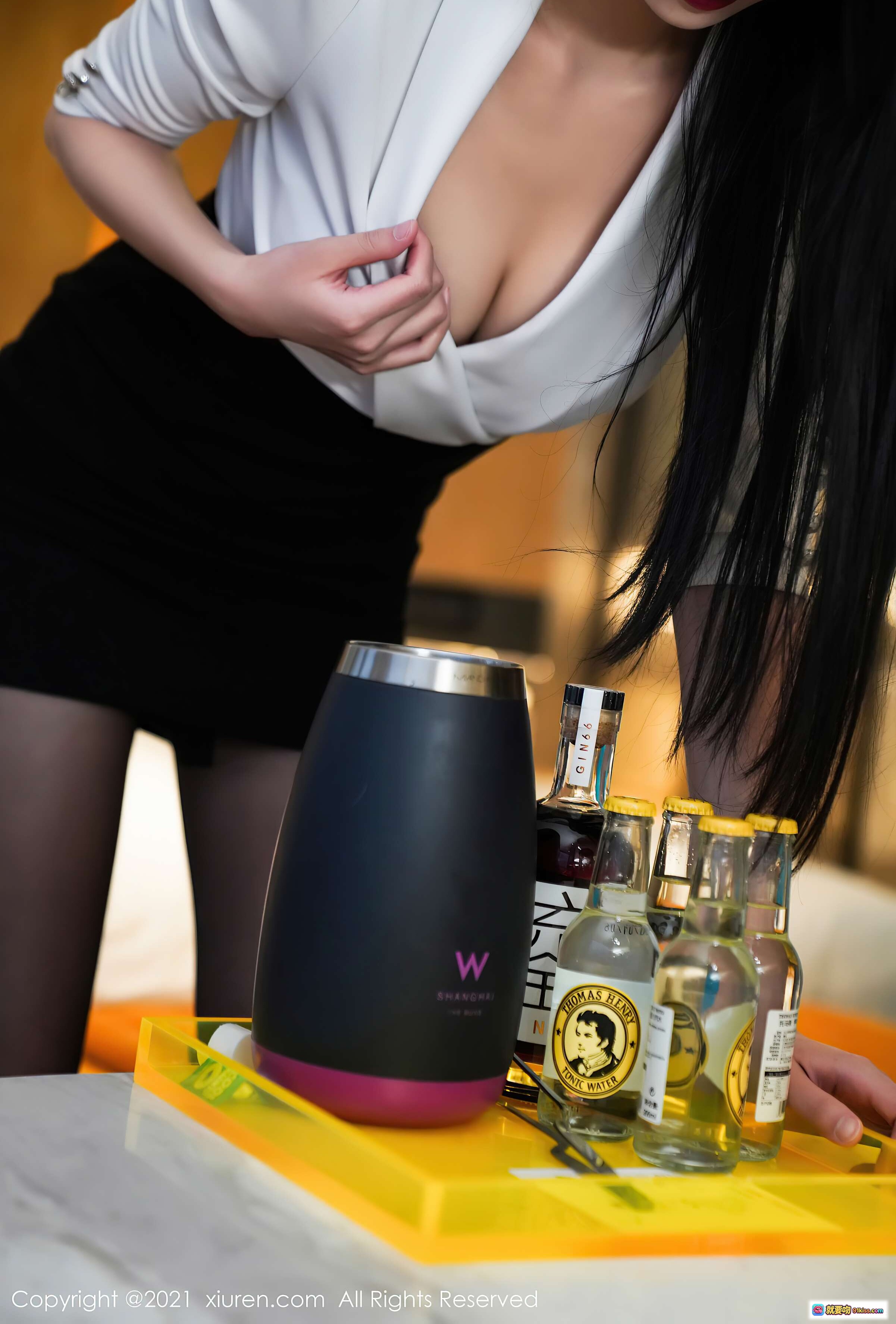 图片[5] - 葛征184cm高挑女神白衬衫黑短裙优雅调酒 精致妆容长发飘逸酒店场景氛围感十足 - 就要吻