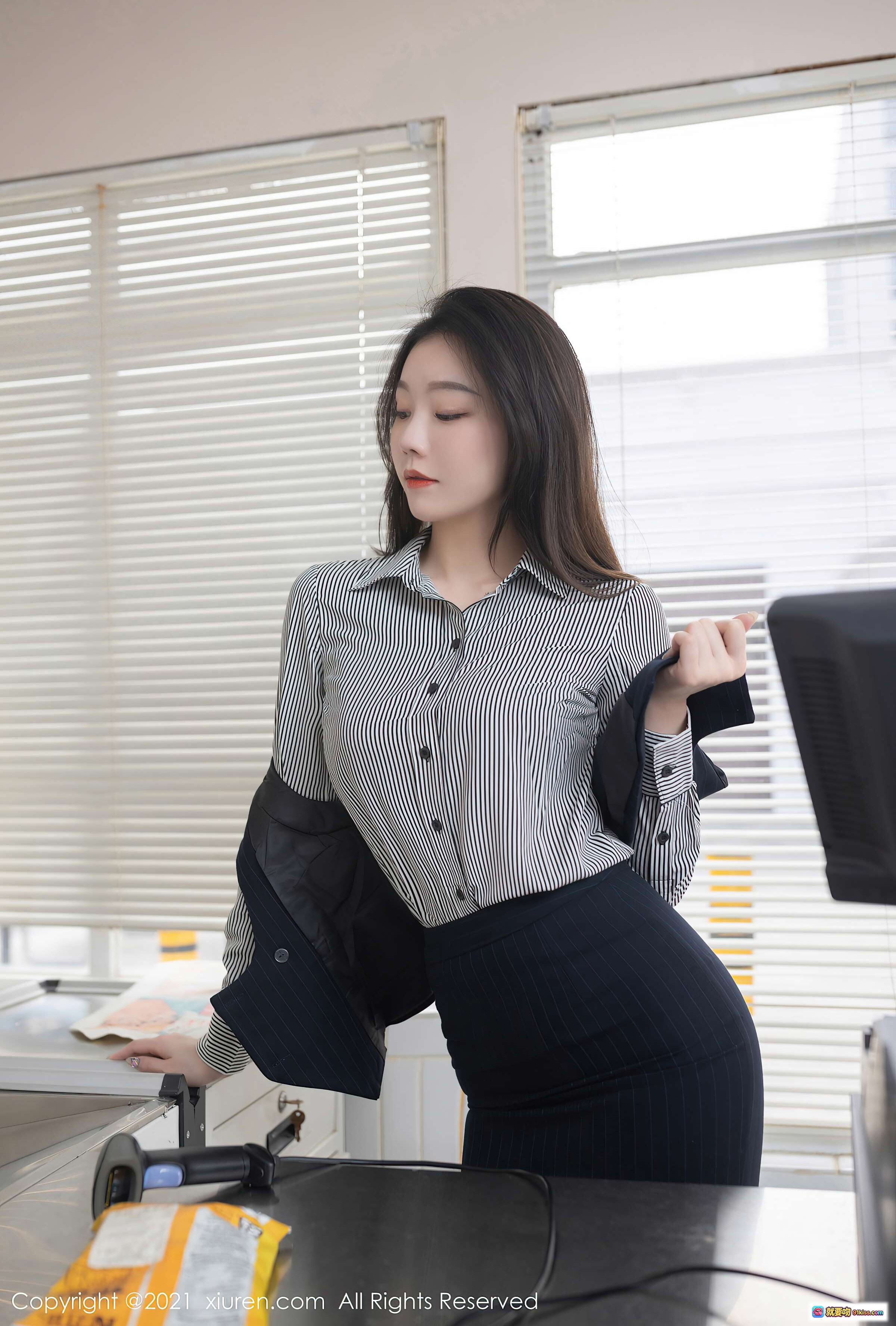 图片[1] - 安然Maleah办公室写真｜条纹衬衫黑裙OL风｜优雅职场女神｜高清摄影图集 - 就要吻
