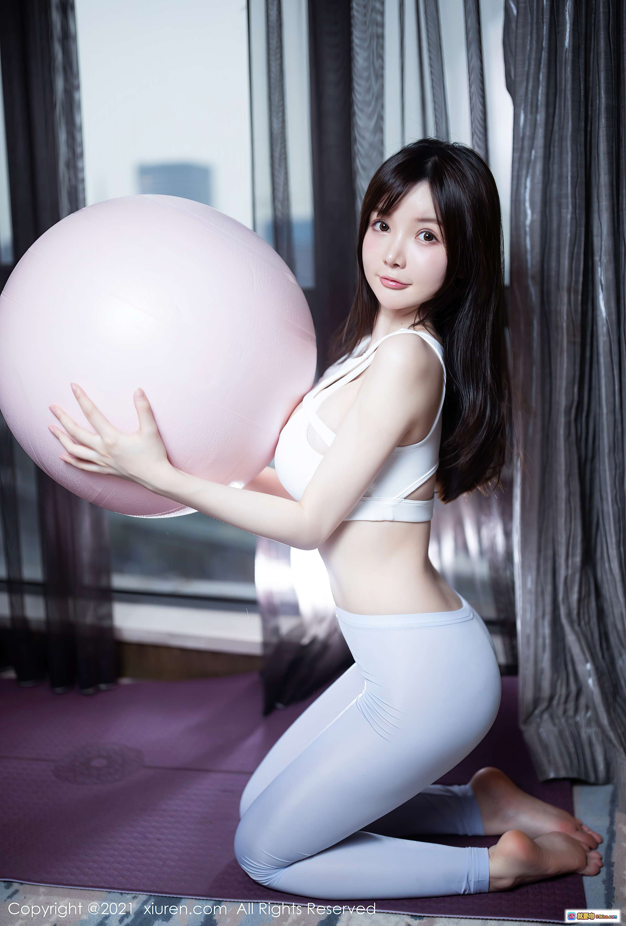 图片[1] - 糯美子健身瑜伽球写真｜白色运动内衣紧身裤｜室内窗边柔光美拍｜秀人网2021精选图集 - 就要吻