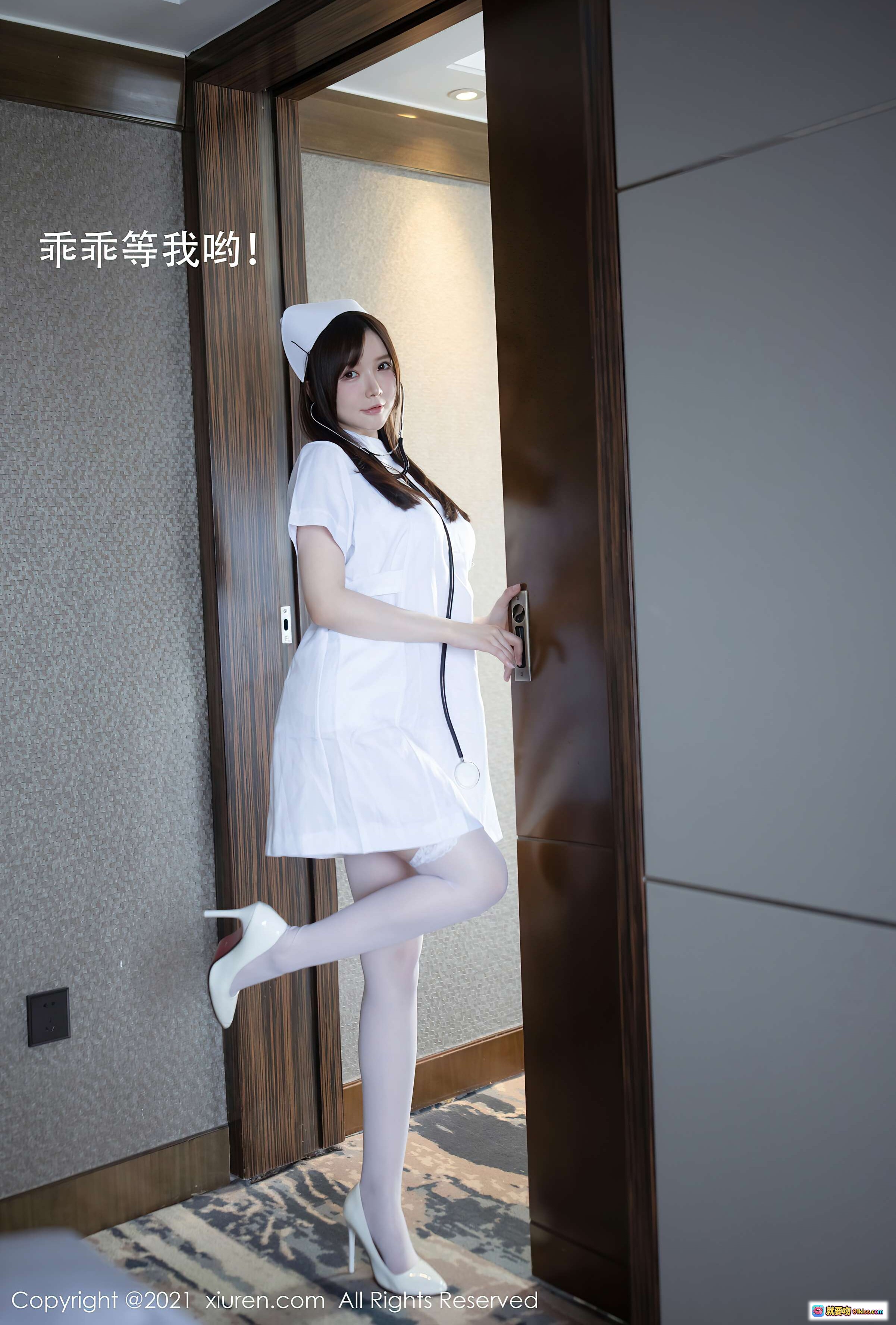图片[1] - 糯美子护士装写真｜白色制服+丝袜高跟+门边回眸｜秀人网VOL.3114高清图集 - 就要吻