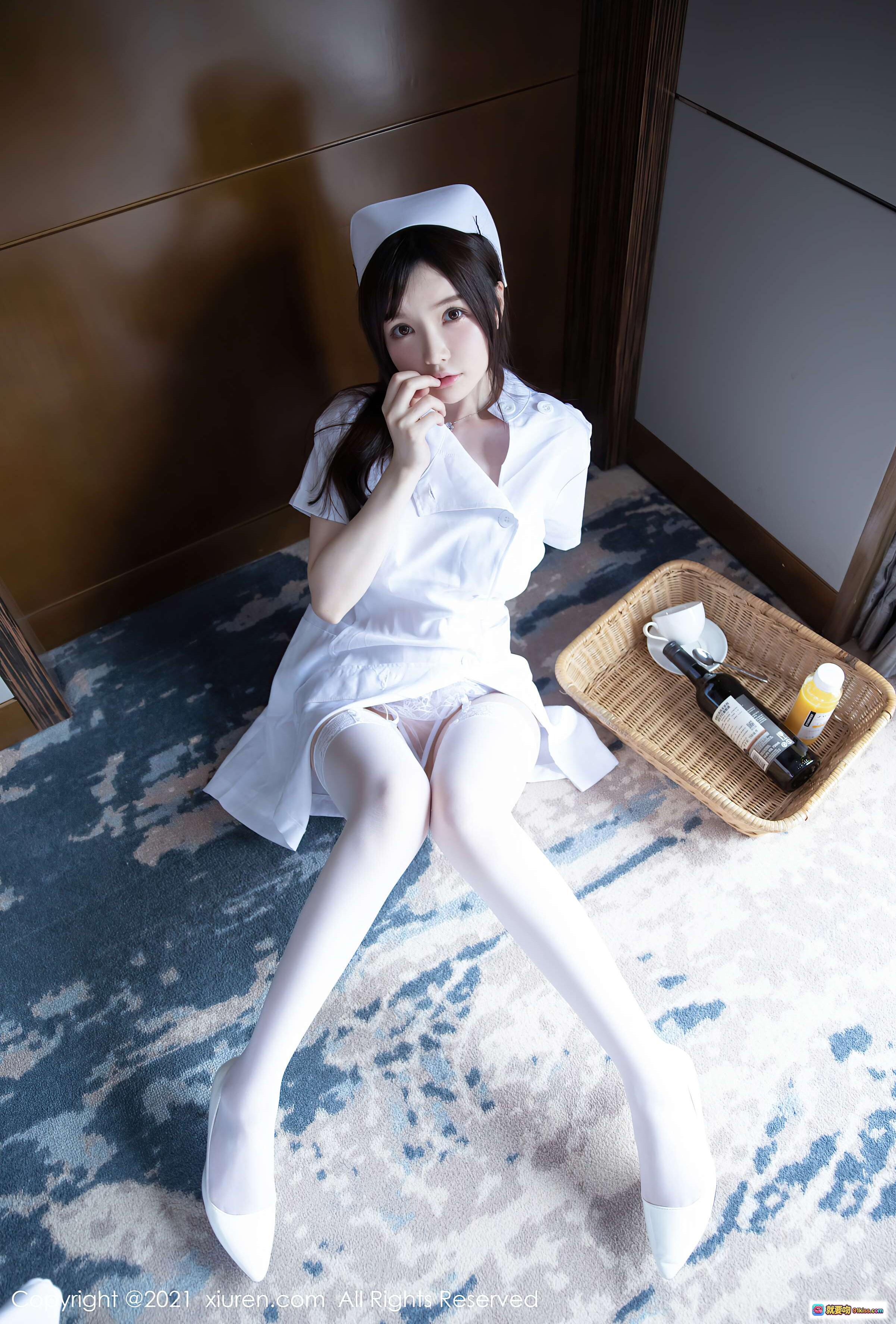 图片[4] - 糯美子护士装写真｜白色制服+丝袜高跟+门边回眸｜秀人网VOL.3114高清图集 - 就要吻