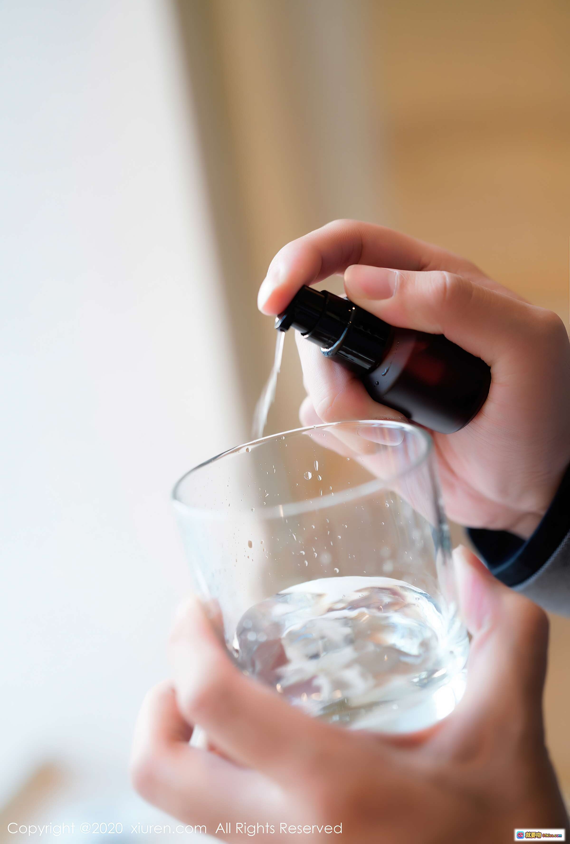 图片[5] - 周于希Sandy蕾丝内衣写真｜优雅手持遥控器私房美图｜XIUREN秀人网2020.12.29 VOL.2952 - 就要吻