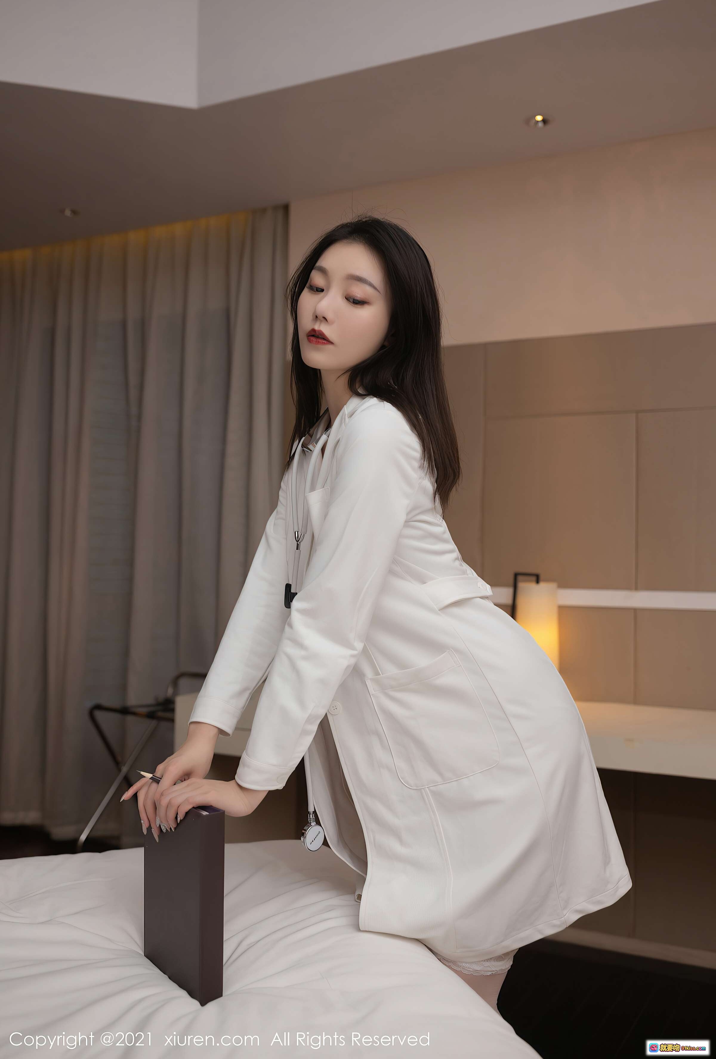 安然Maleah白色医生装性感写真｜秀人网2021.03.11 VOL.3191｜床上姿态优雅迷人 - 就要吻