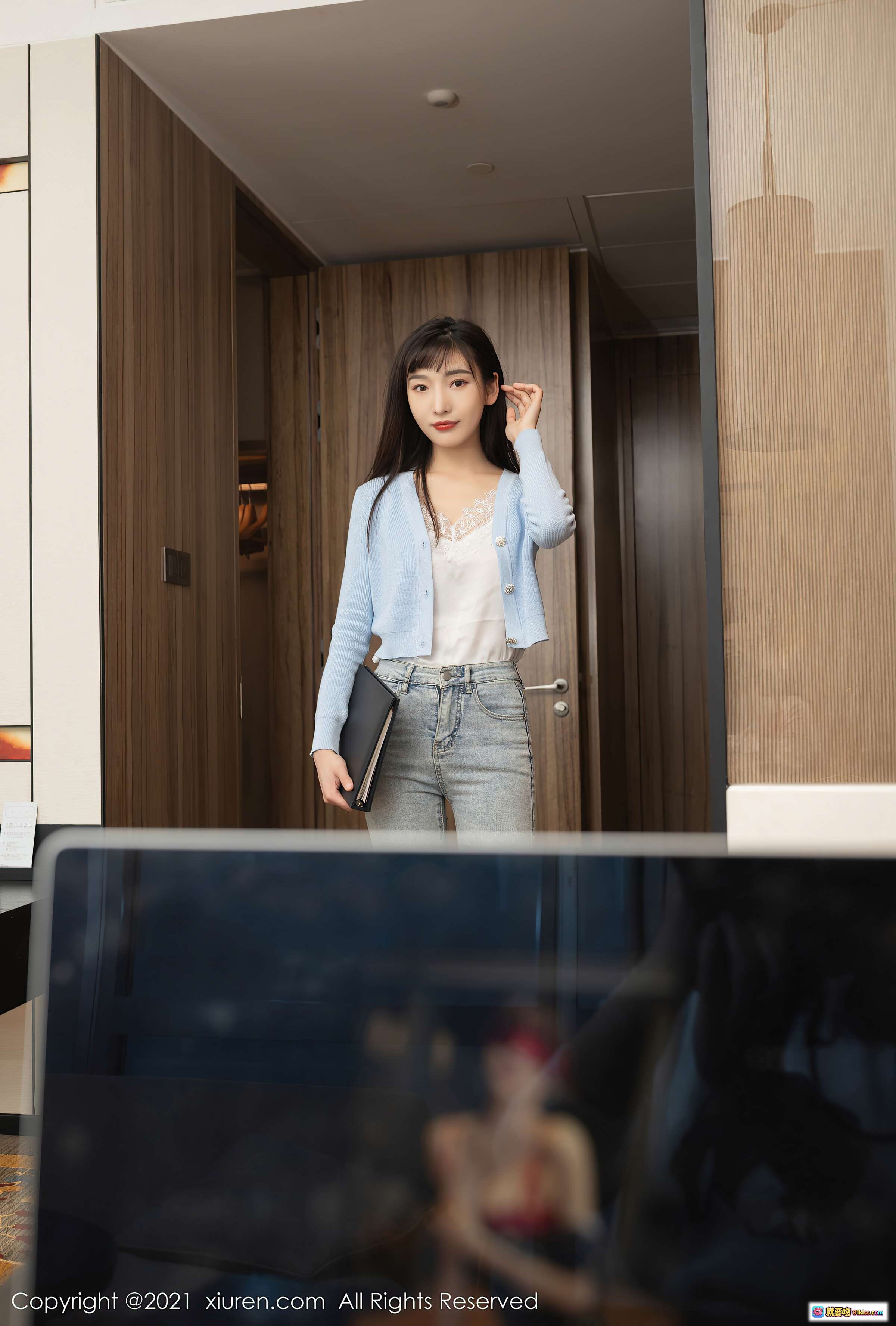 图片[1] - 陆萱萱清新职场风写真｜浅蓝开衫+牛仔裤搭配｜室内自然光人像摄影｜秀人网VOL.3146精选图集 - 就要吻