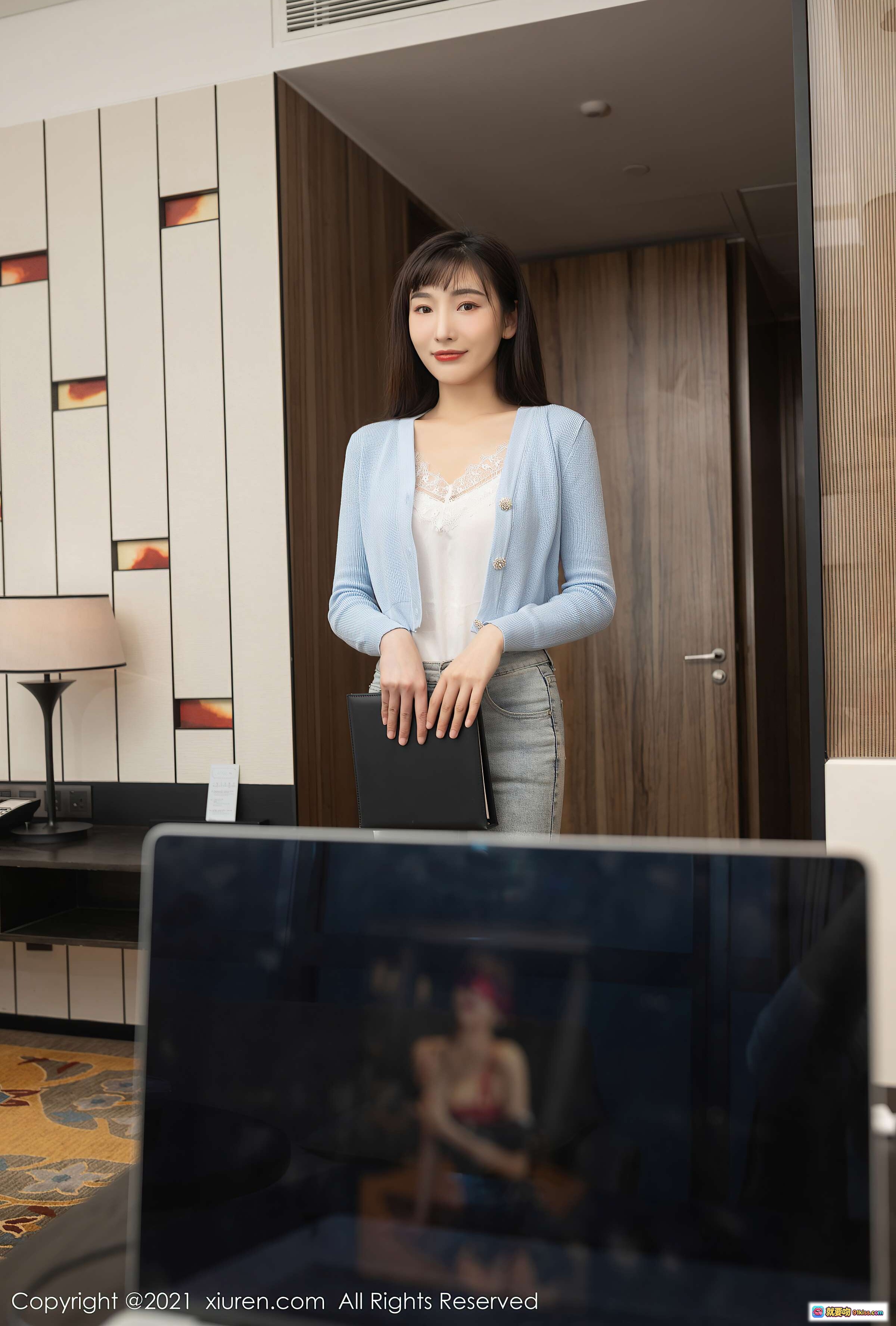 图片[9] - 陆萱萱清新职场风写真｜浅蓝开衫+牛仔裤搭配｜室内自然光人像摄影｜秀人网VOL.3146精选图集 - 就要吻