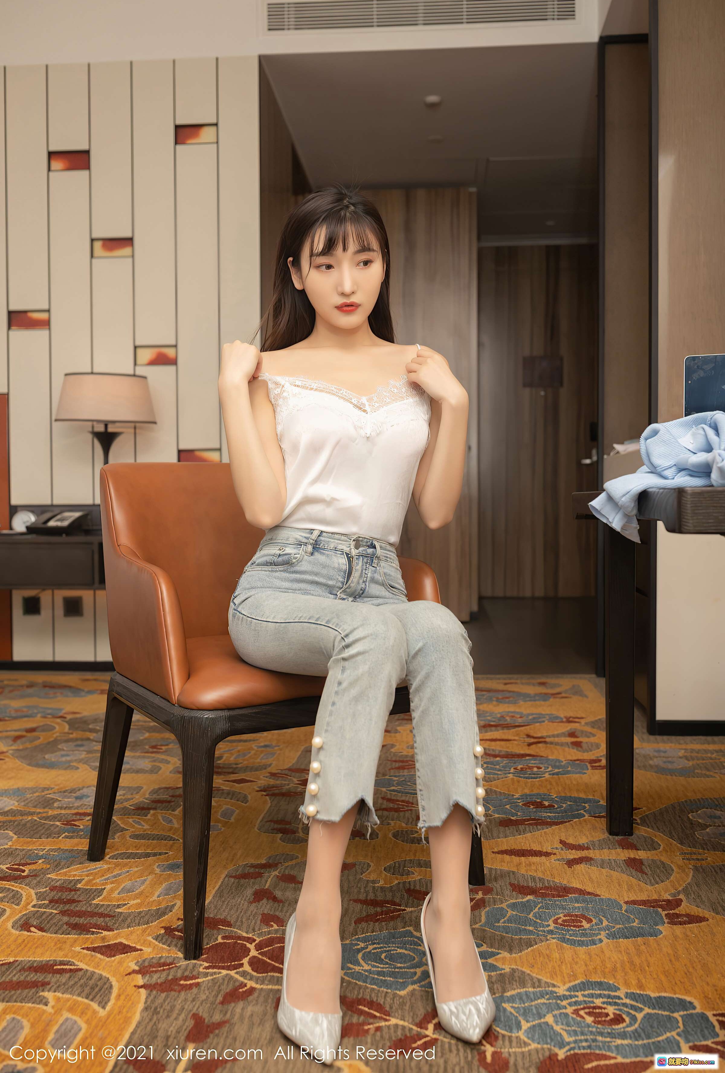 图片[7] - 陆萱萱清新职场风写真｜浅蓝开衫+牛仔裤搭配｜室内自然光人像摄影｜秀人网VOL.3146精选图集 - 就要吻