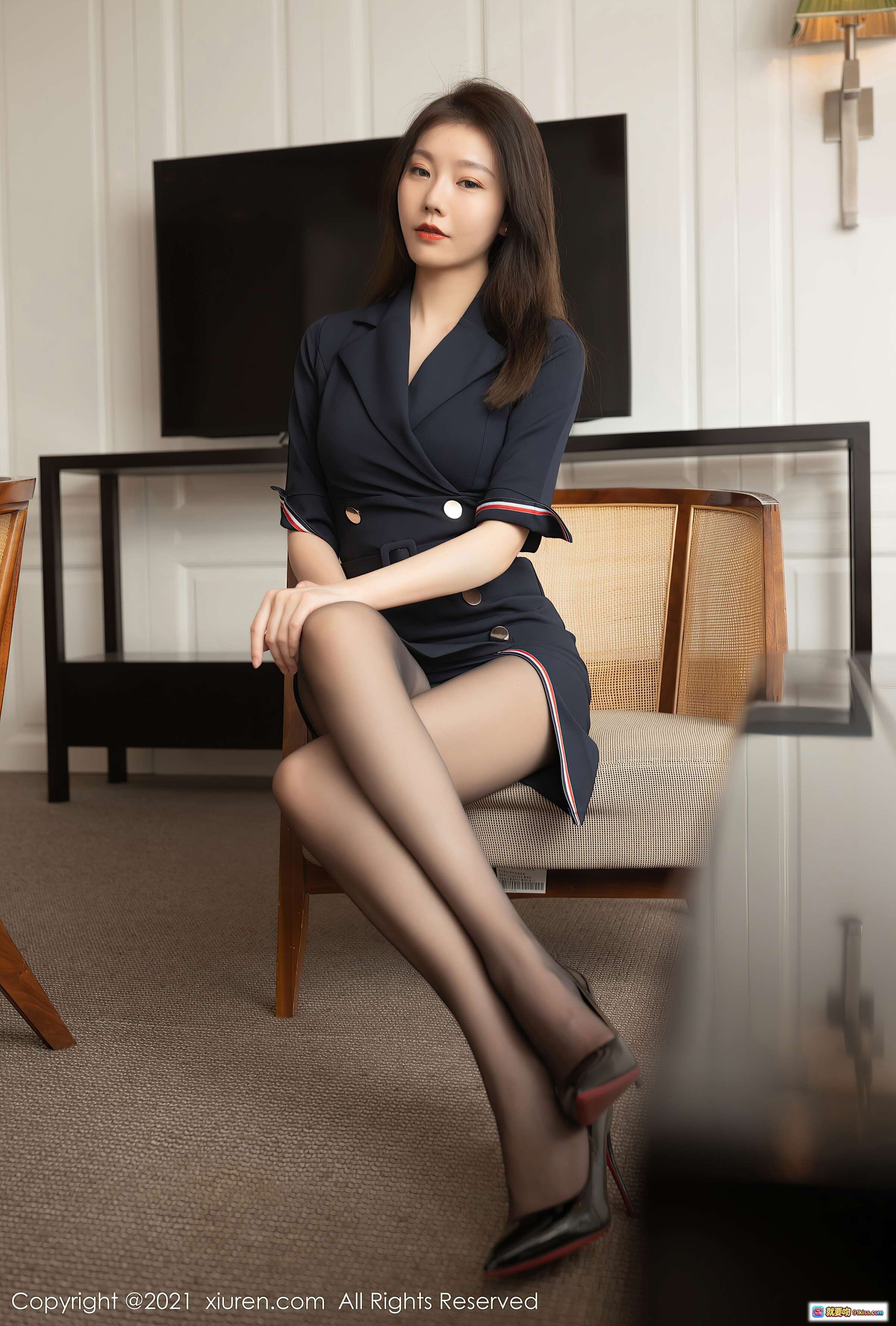 图片[8] - 安然Maleah优雅坐姿写真｜深蓝职业套装+黑丝高跟鞋｜室内轻奢场景｜秀人网2021精选图集 - 就要吻