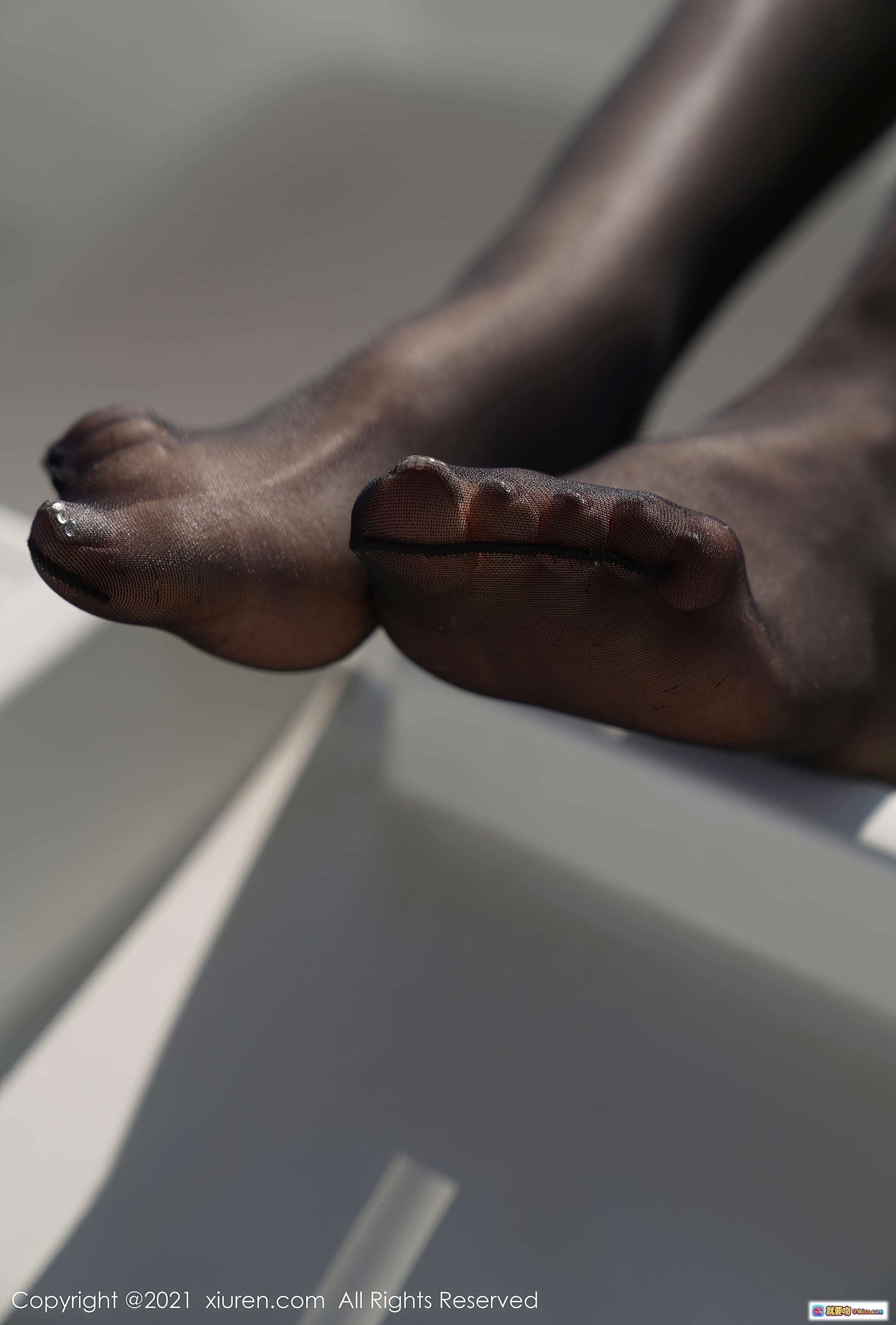 图片[2] - 萌汉药baby游艇写真｜黑色皮裙性感美拍｜海景城市背景｜秀人网2021 VOL.3082 - 就要吻