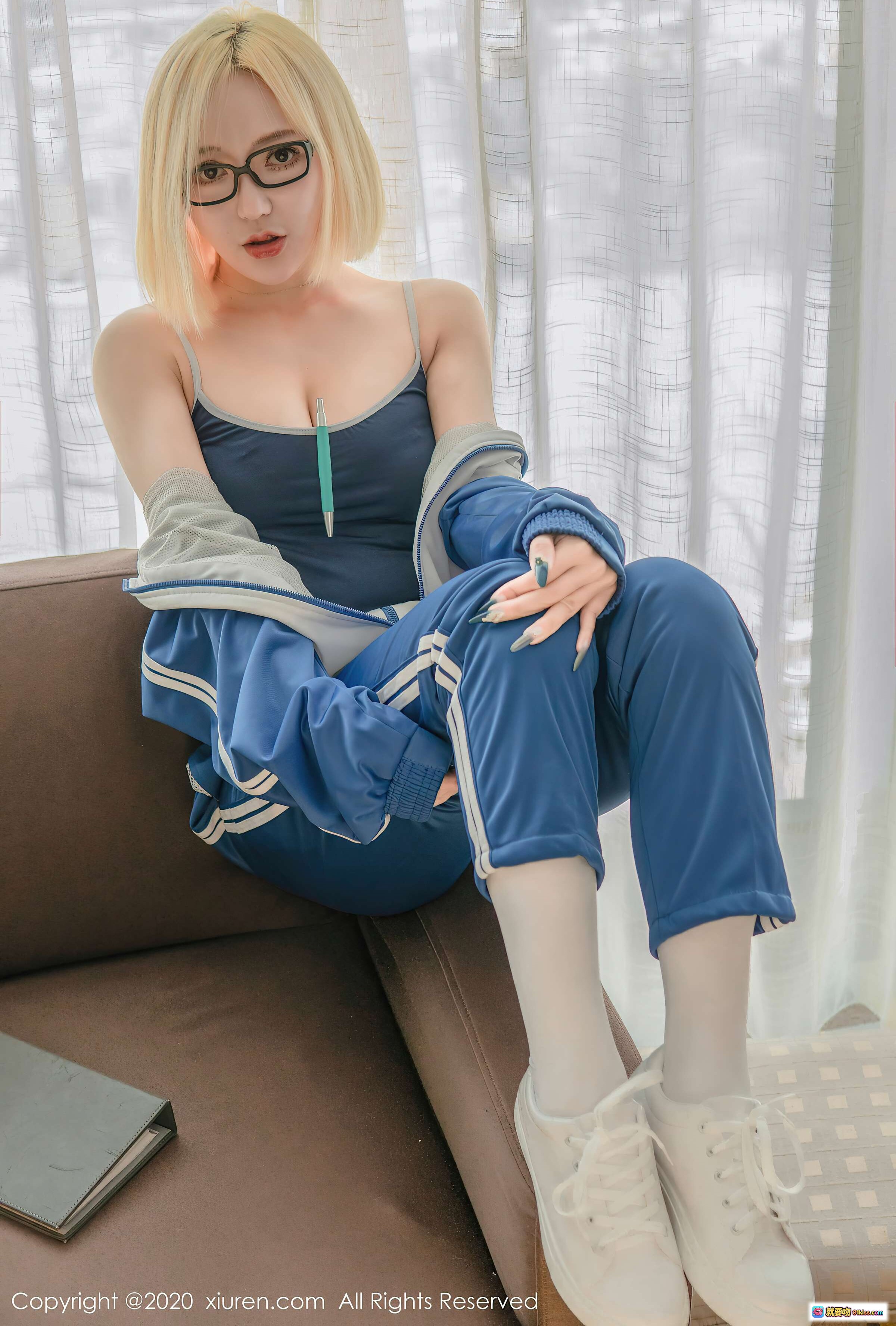 图片[3] - 文静儿蓝白运动套装金发眼镜少女沙发写真_秀人网2020.12.28 VOL.2945 - 就要吻