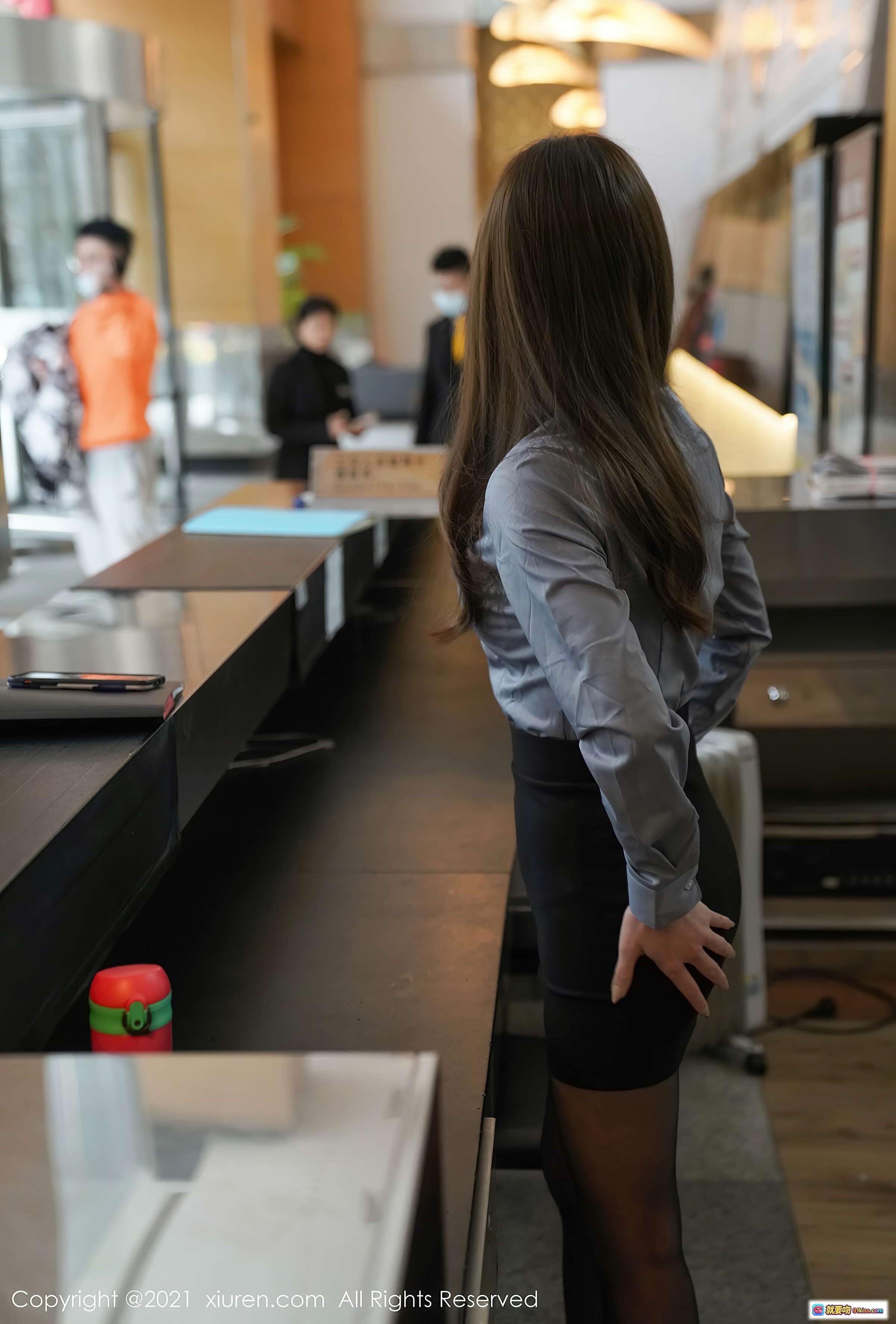 图片[7] - 周于希Sandy优雅办公写真｜灰色衬衫职场风｜高清镜面反射美图｜秀人网2021精选 - 就要吻