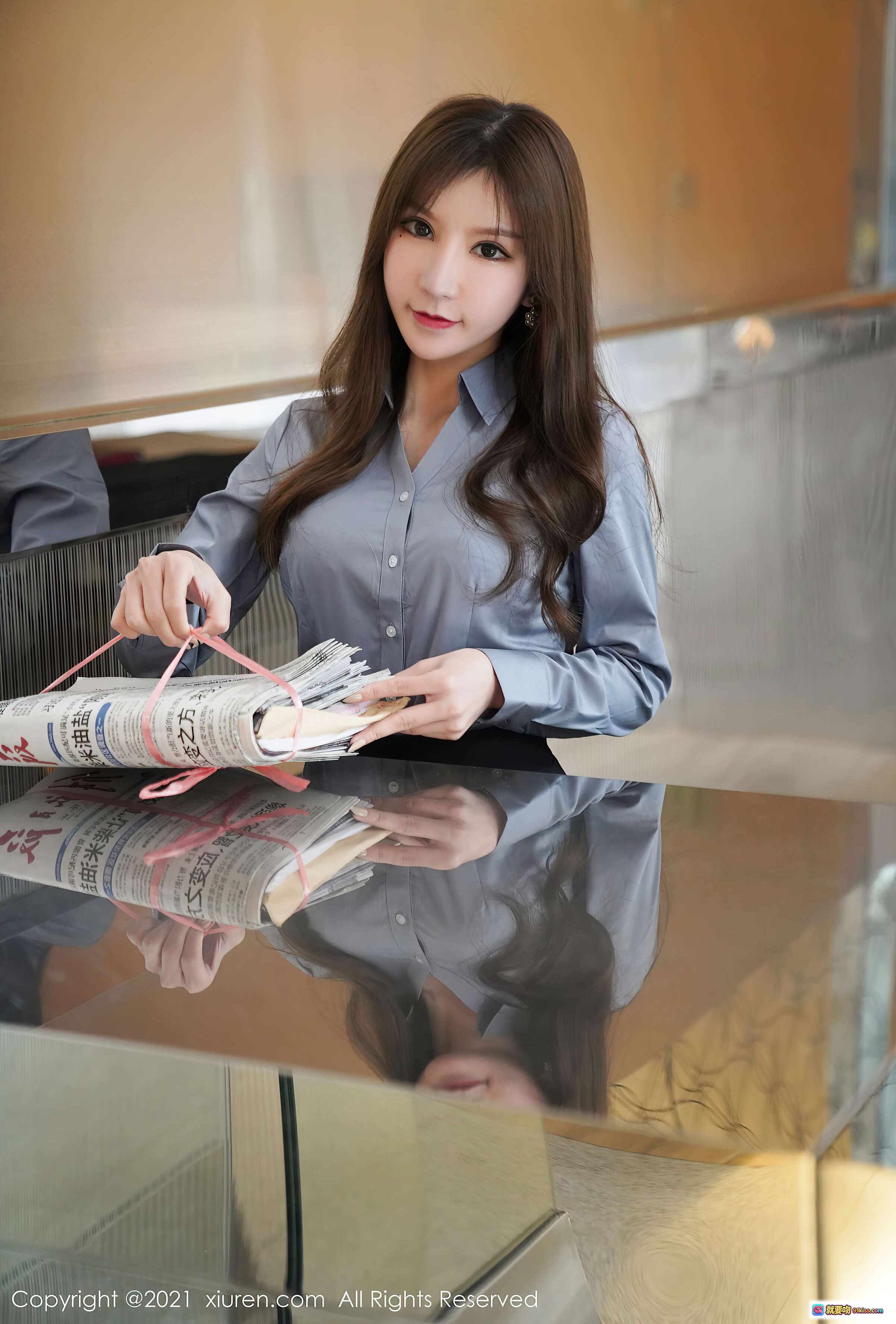 图片[8] - 周于希Sandy优雅办公写真｜灰色衬衫职场风｜高清镜面反射美图｜秀人网2021精选 - 就要吻