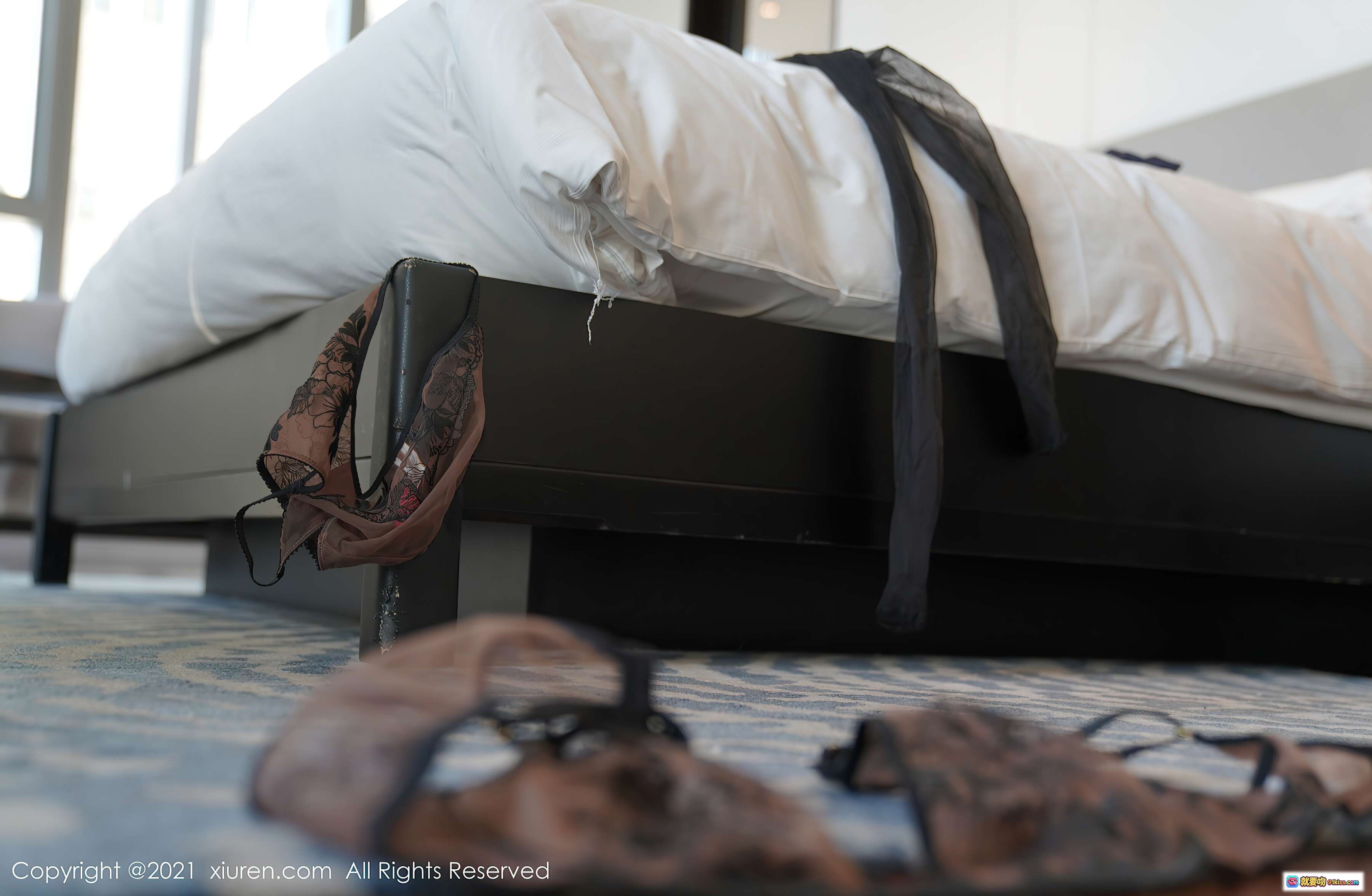 图片[2] - 玉兔miki深V黑裙性感写真｜秀人网2021.01.26 VOL.3043｜优雅长发手持卡片特写 - 就要吻