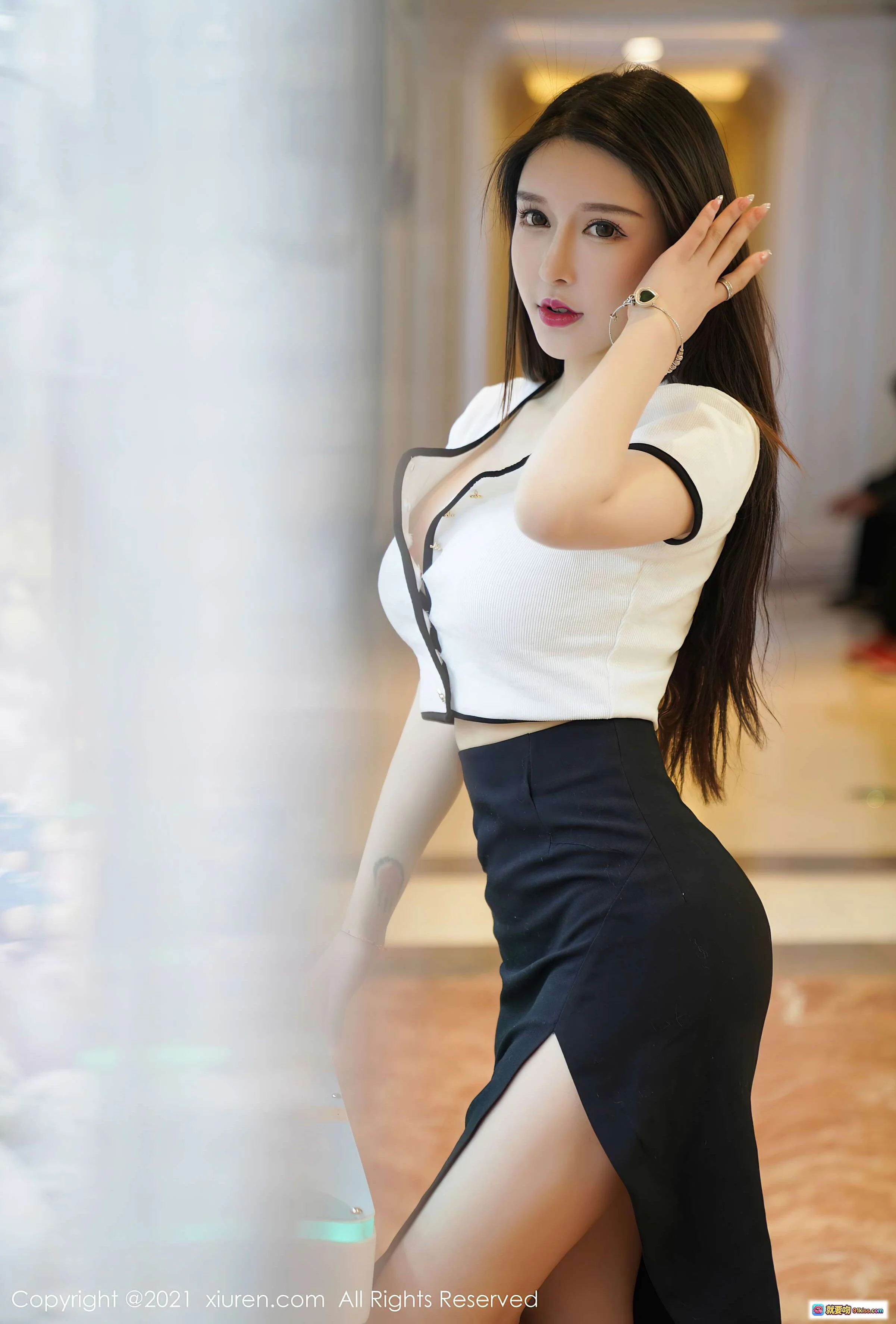 玉兔Miki优雅职场风写真｜白色短袖上衣+高开叉黑裙｜秀人网2021年1月20日VOL.3023高清美图 - 就要吻