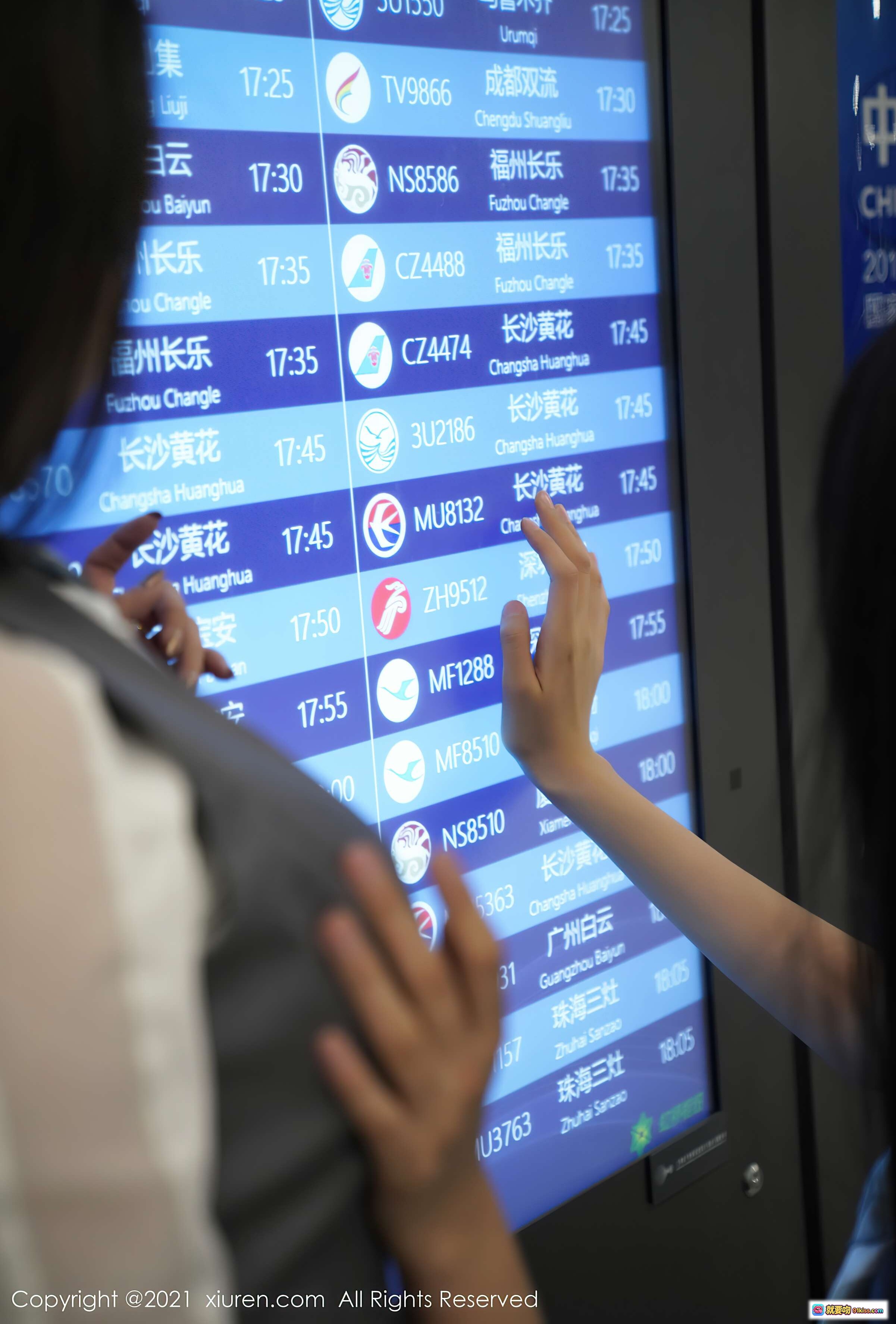图片[1] - 机场航班信息屏前旅客查询航班动态 福州长乐长沙黄花广州白云珠海三灶实时航班时刻表触控操作界面 - 就要吻