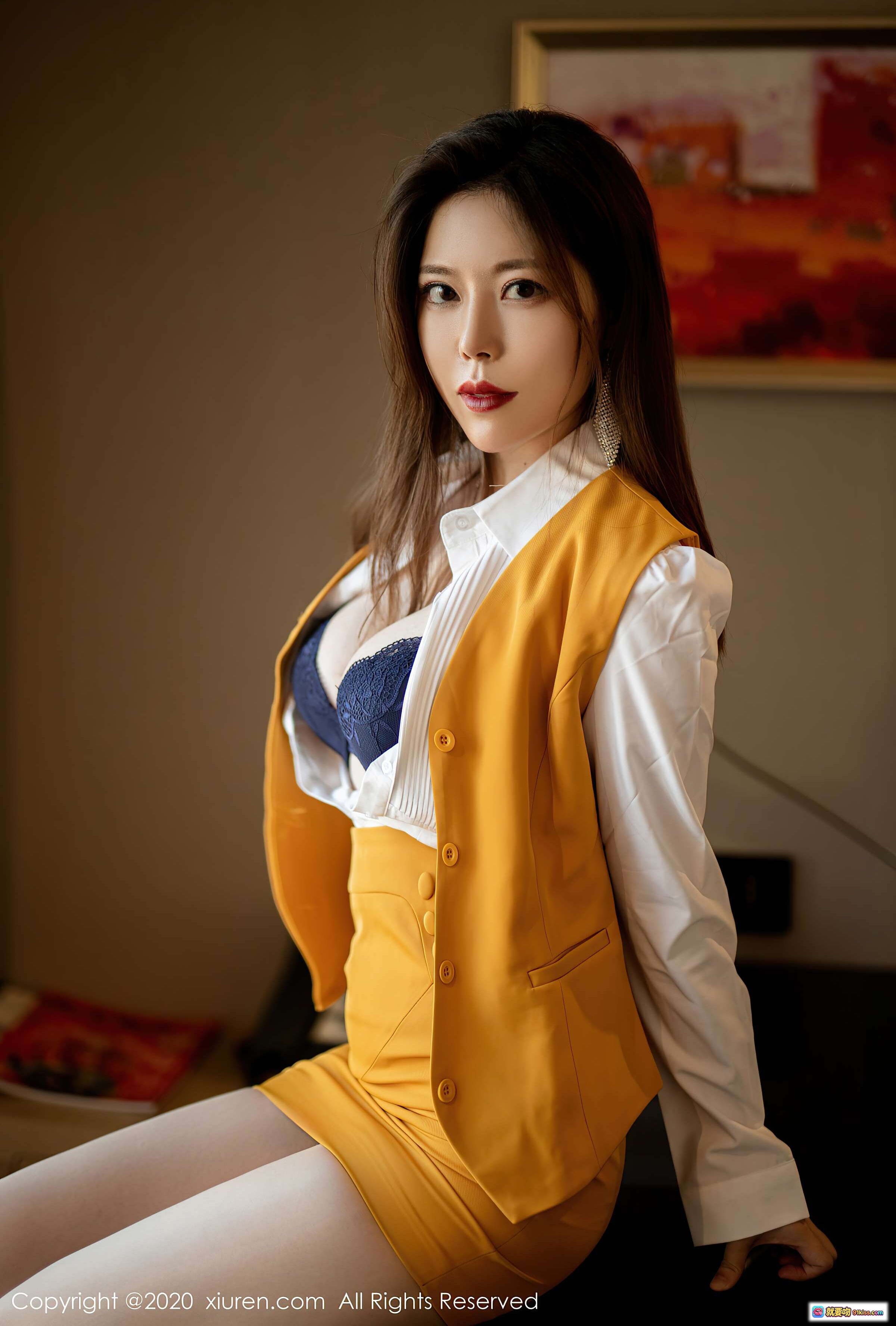 图片[5] - 白茹雪Abby黄色马甲套装写真 | 秀人网2020.12.02 VOL.2850 | 白衬衫蓝内衣搭配 | 优雅性感室内人像摄影 - 就要吻