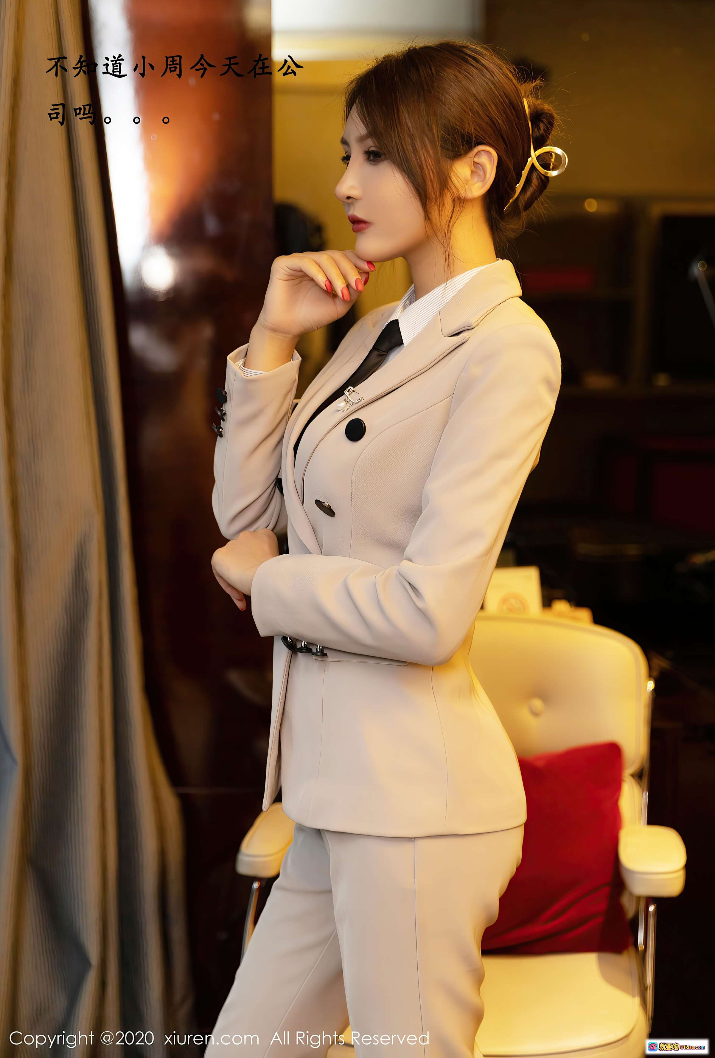 图片[4] - 职场丽人提前下班写真｜米白西装套装+黑色高跟鞋+丝袜美腿+窗边办公椅优雅坐姿 - 就要吻