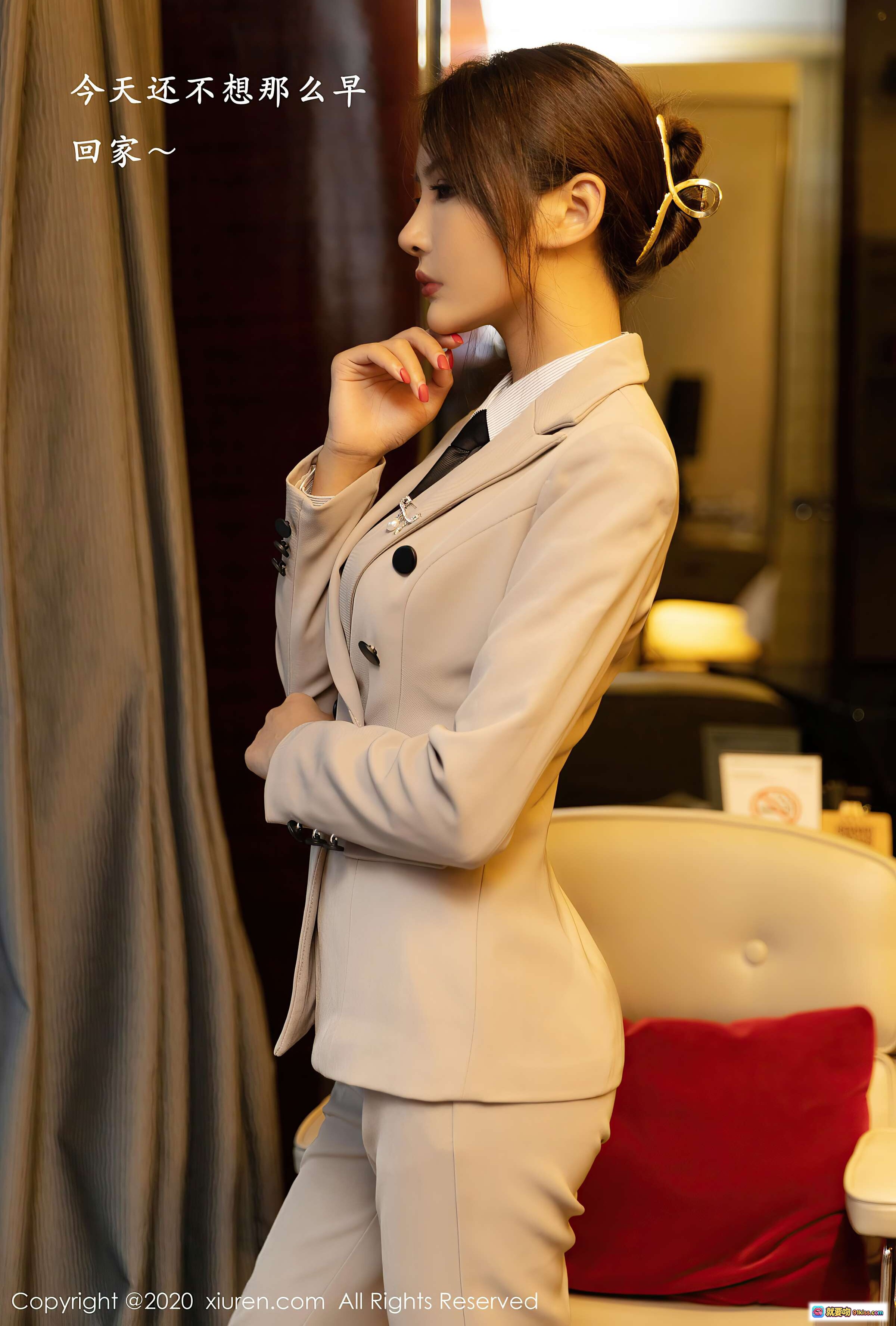 图片[3] - 职场丽人提前下班写真｜米白西装套装+黑色高跟鞋+丝袜美腿+窗边办公椅优雅坐姿 - 就要吻