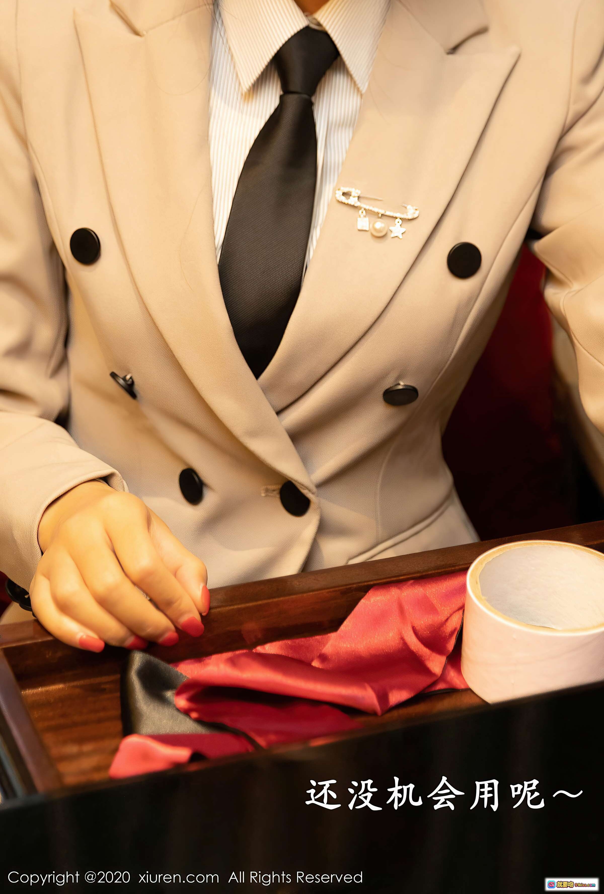 图片[6] - 职场丽人提前下班写真｜米白西装套装+黑色高跟鞋+丝袜美腿+窗边办公椅优雅坐姿 - 就要吻