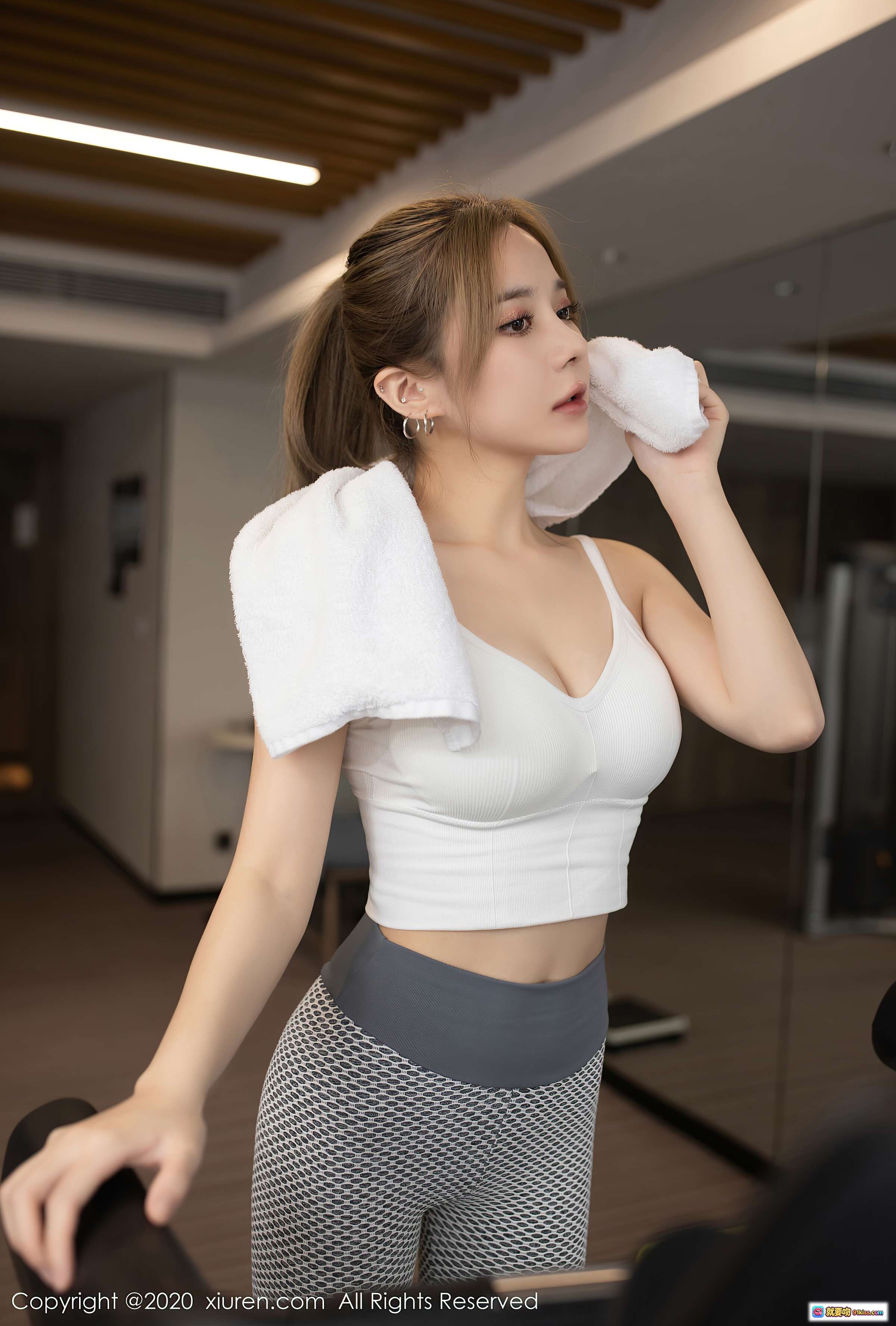 图片[10] - 健身房美女运动穿搭：白色吊带+网格紧身裤+PRECOR健身车训练写真 - 就要吻