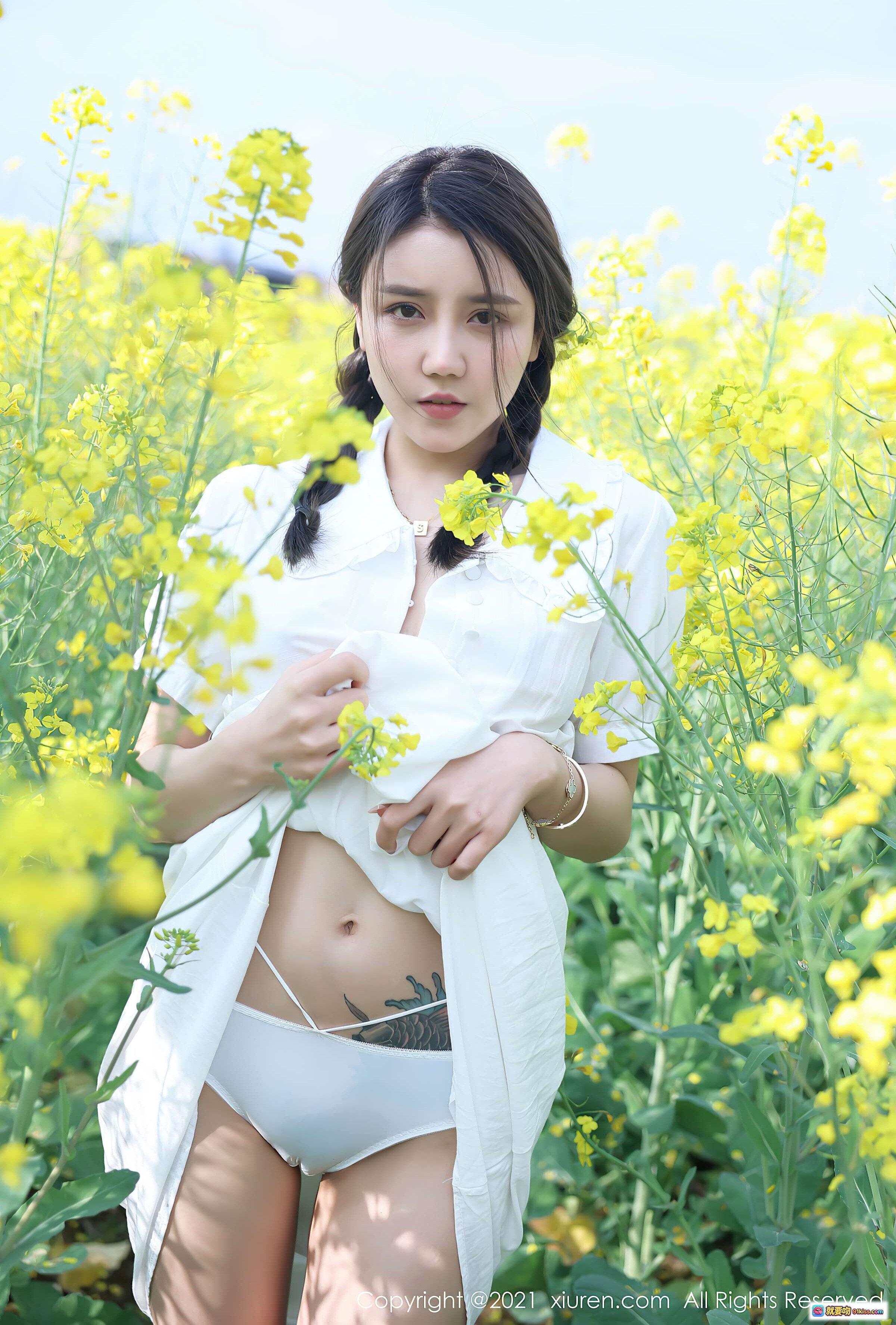 图片[1] - 夏西CiCi油菜花田写真｜白色衬衫性感露脐造型｜清新自然外拍美女图集 - 就要吻