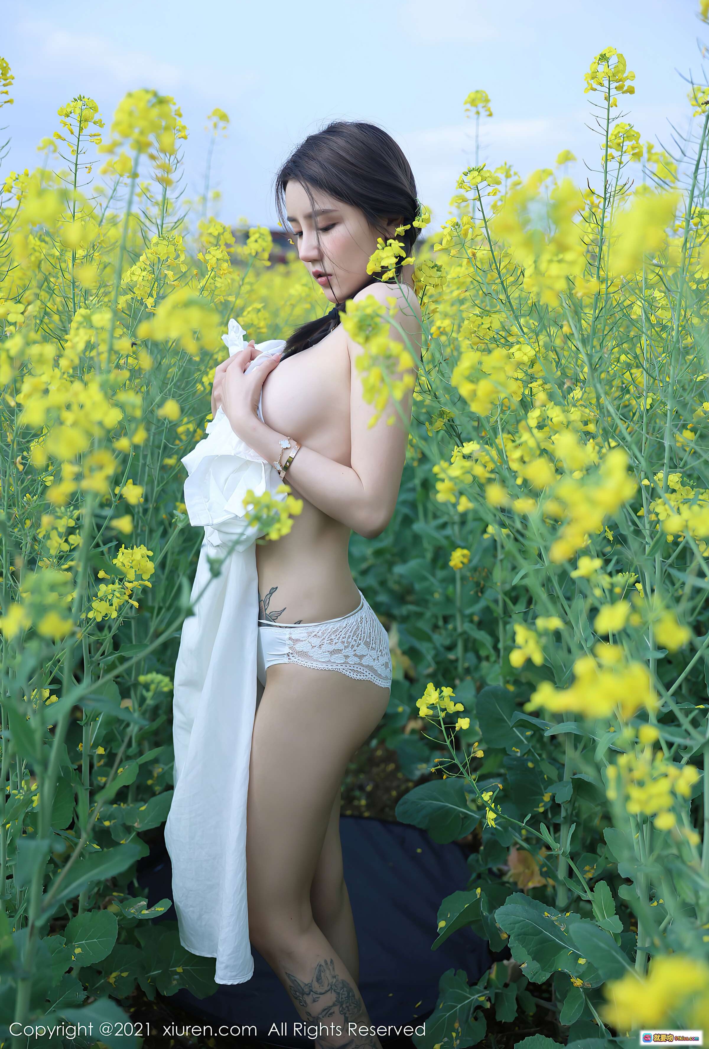 图片[10] - 夏西CiCi油菜花田写真｜白色衬衫性感露脐造型｜清新自然外拍美女图集 - 就要吻