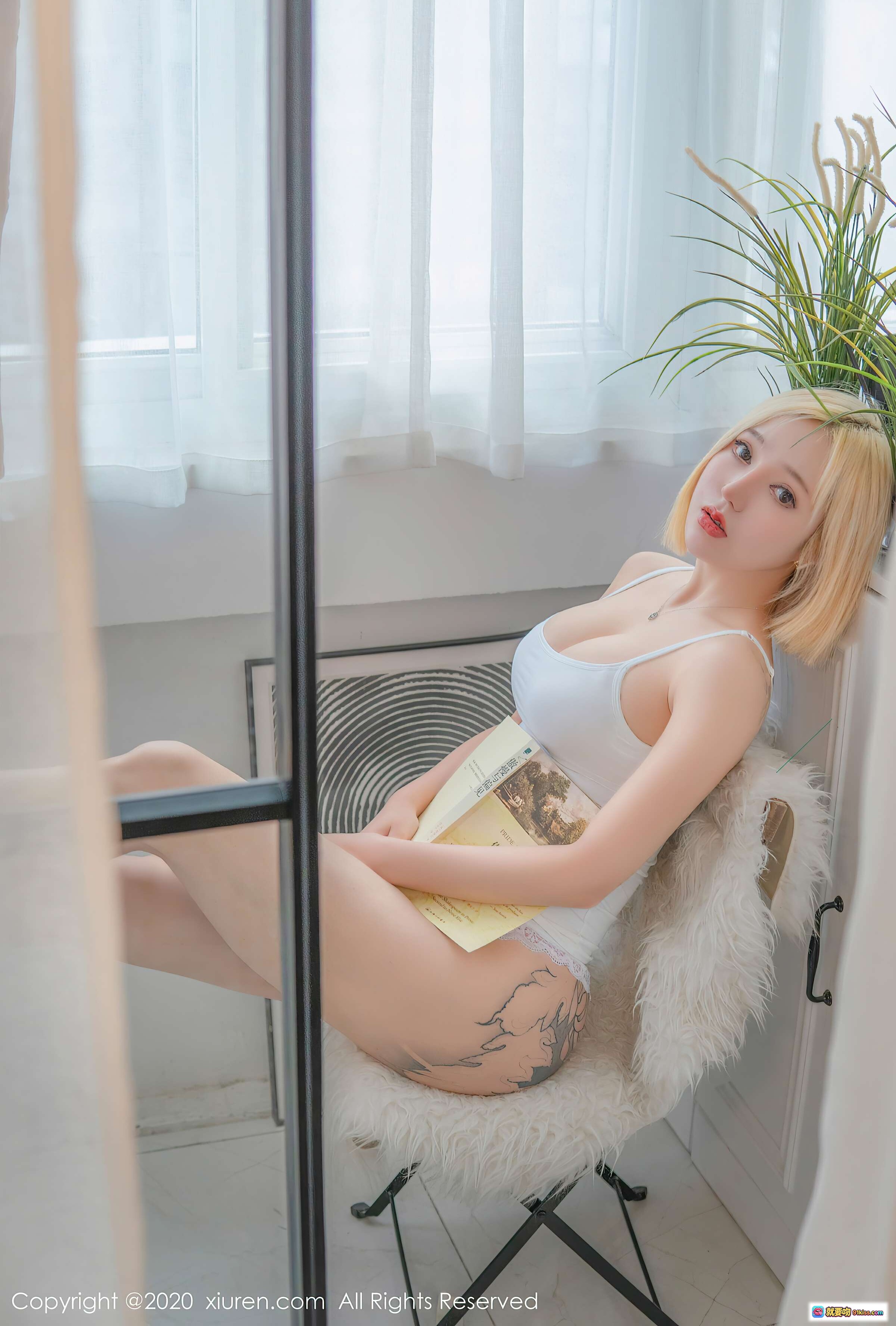 图片[8] - 文静儿白裙写真_秀人网2020.12.01 VOL.2842_室内窗边阅读_金色短发_腿部纹身_温柔气质_高清私房照 - 就要吻