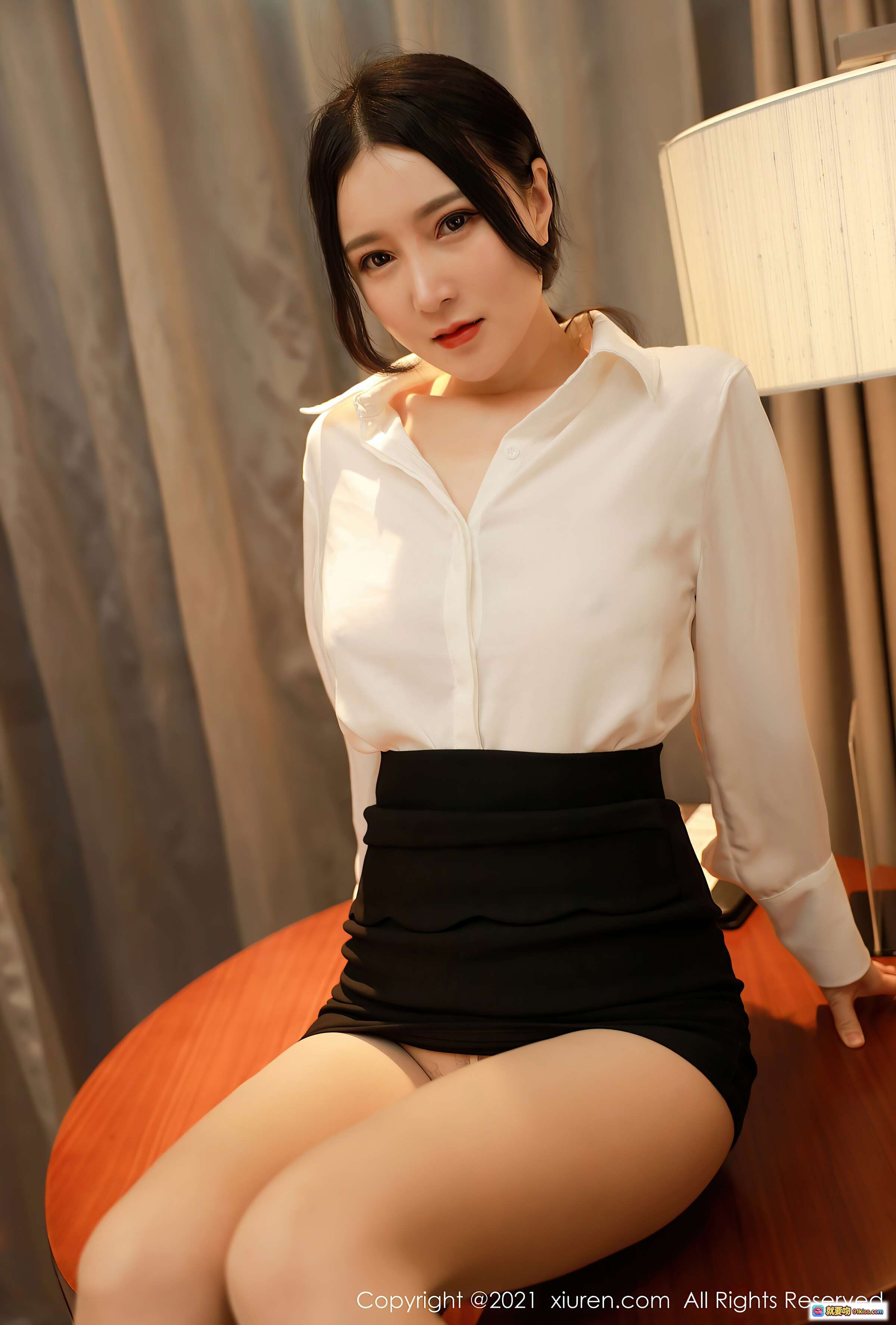 图片[9] - 林煊煊白衬衫黑短裙高跟美腿写真｜XIUREN秀人网2021.01.05 VOL.2969优雅性感室内私房照 - 就要吻