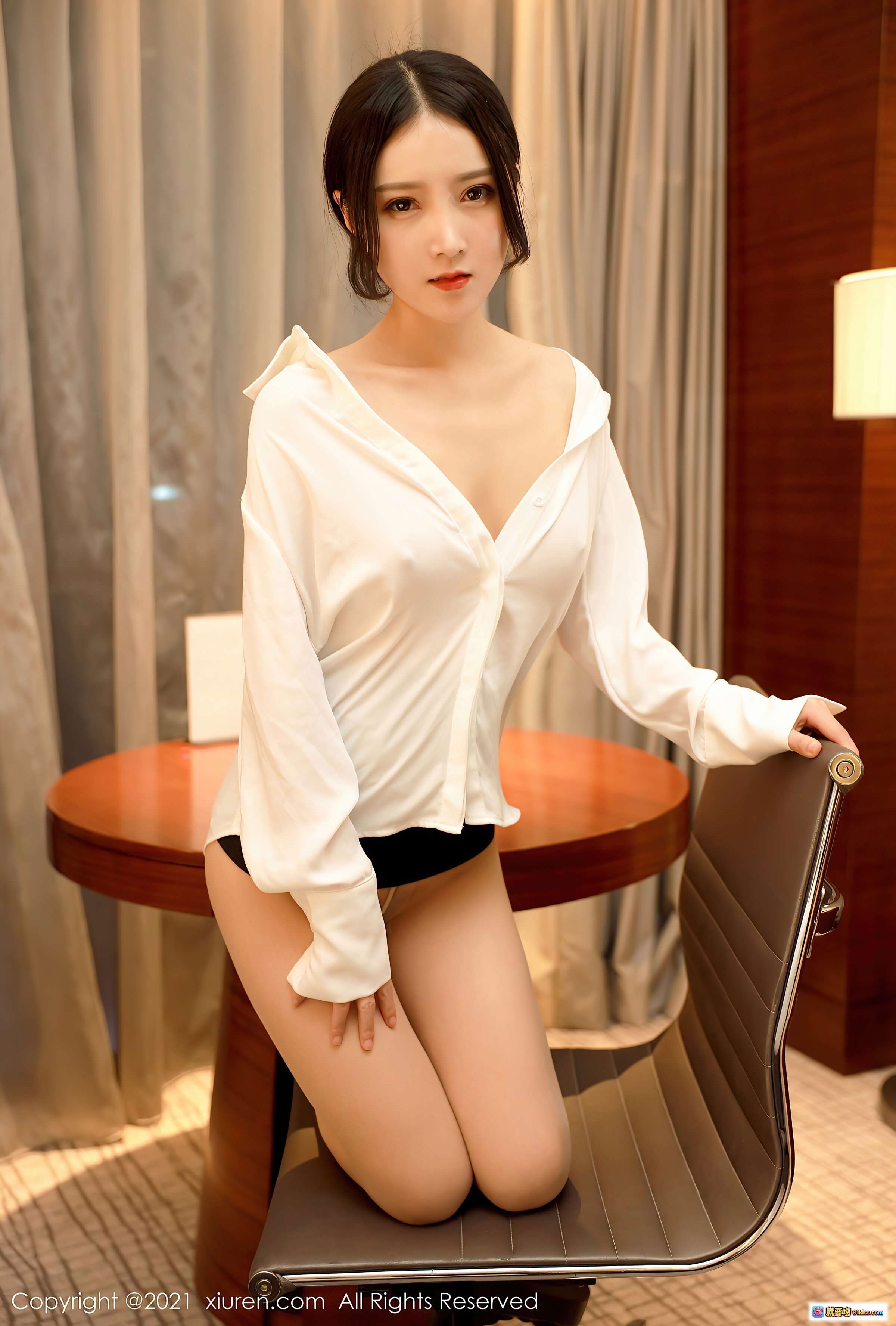 图片[10] - 林煊煊白衬衫黑短裙高跟美腿写真｜XIUREN秀人网2021.01.05 VOL.2969优雅性感室内私房照 - 就要吻