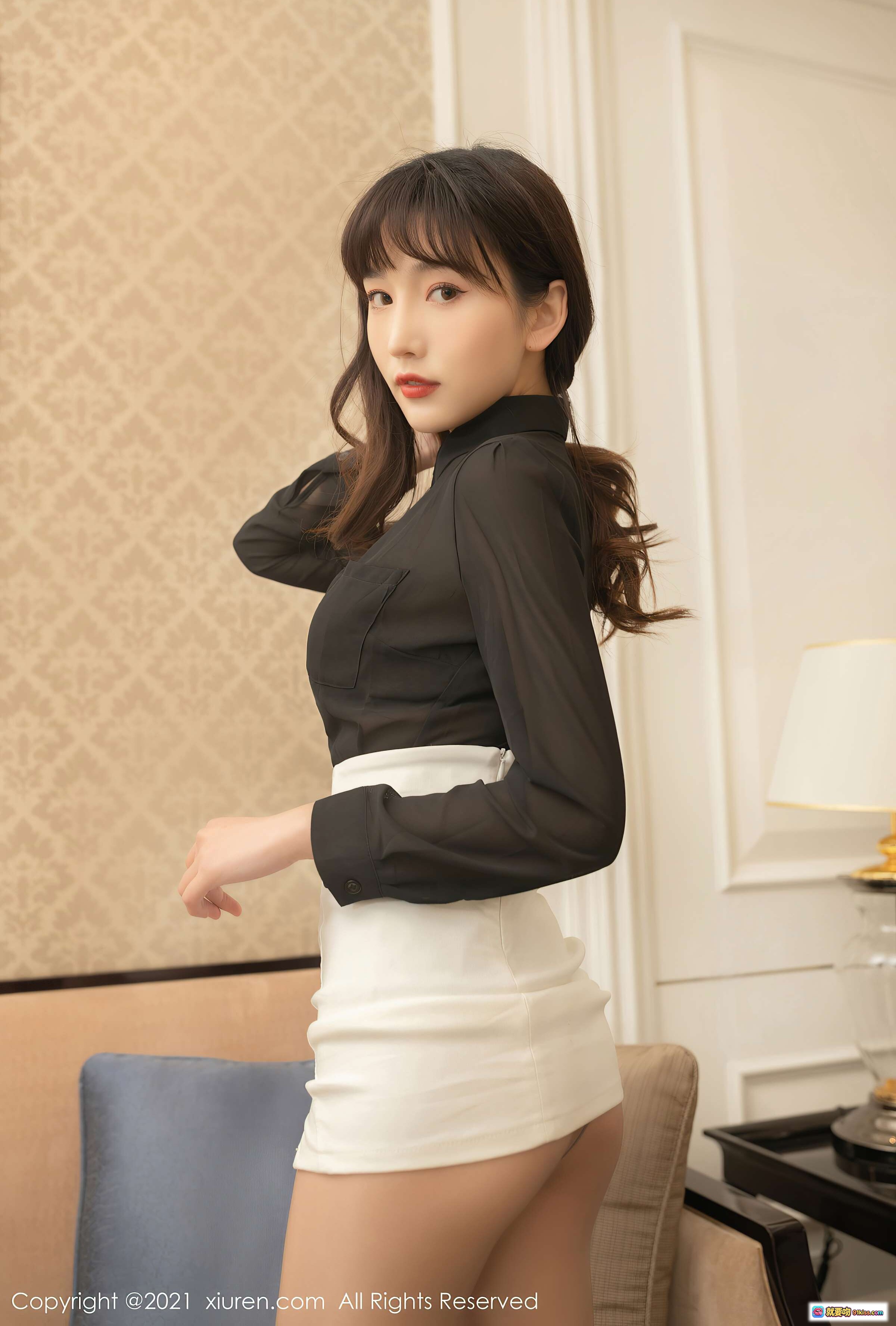 图片[7] - 陆萱萱黑衬衫白短裙性感写真｜秀人网2021.04.08 VOL.3283｜优雅坐姿微笑遮嘴｜室内轻熟风美腿丝袜造型 - 就要吻