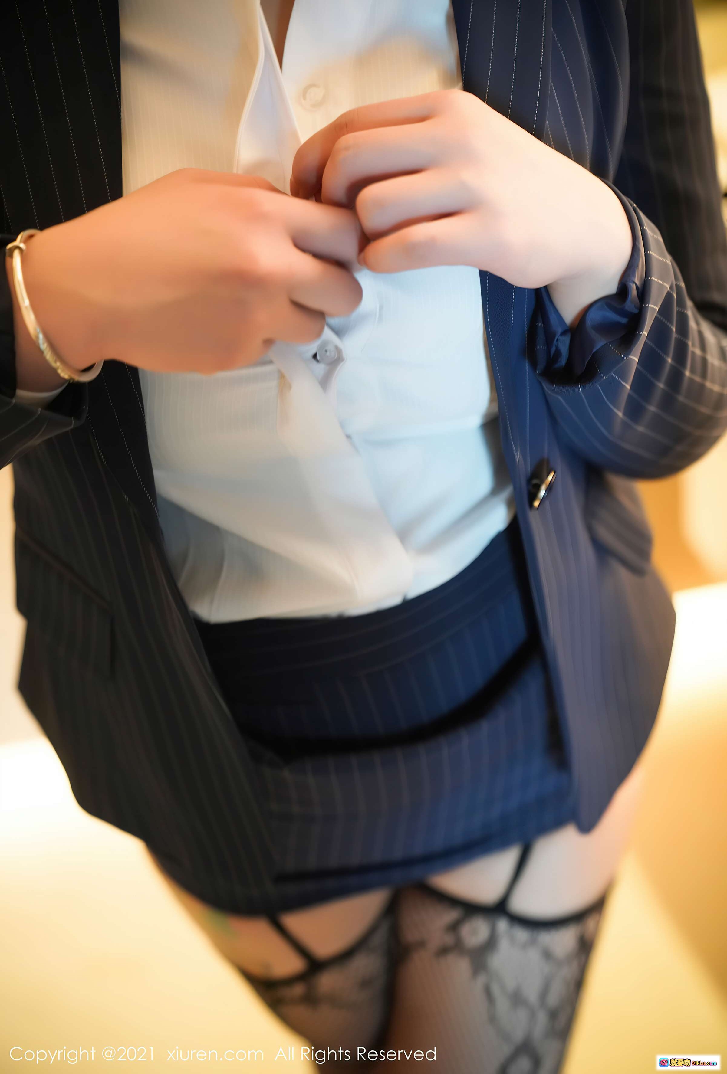 图片[9] - 姝姝不是妹妹 | 纹身美腿 | 黑色条纹短裙 | 蛇纹渔网袜 | 秀人网2021.02.23 VOL.3124 - 就要吻