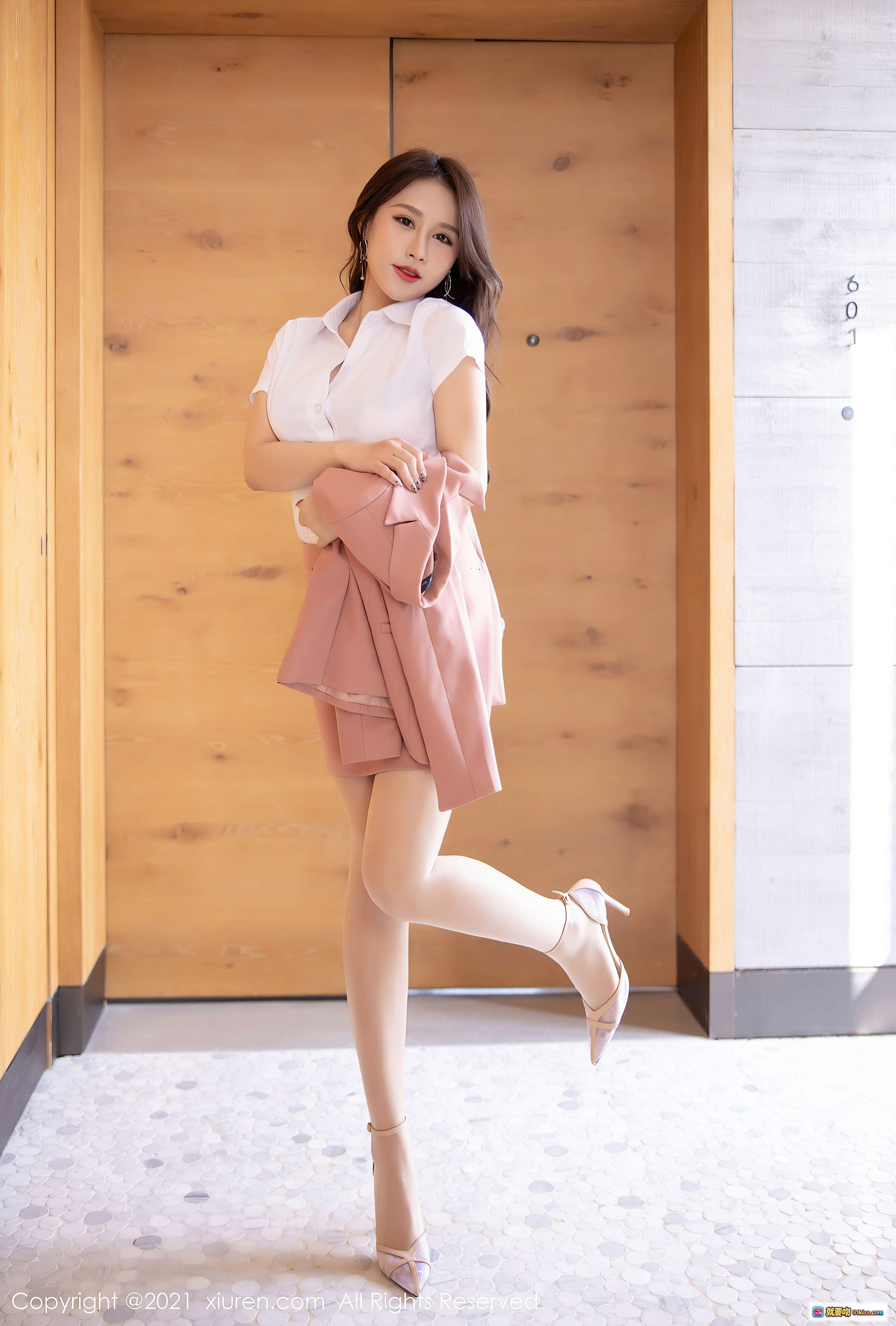 图片[10] - 徐安安白T恤粉裤性感写真｜秀人网2021.03.15 VOL.3202高清私房照 - 就要吻